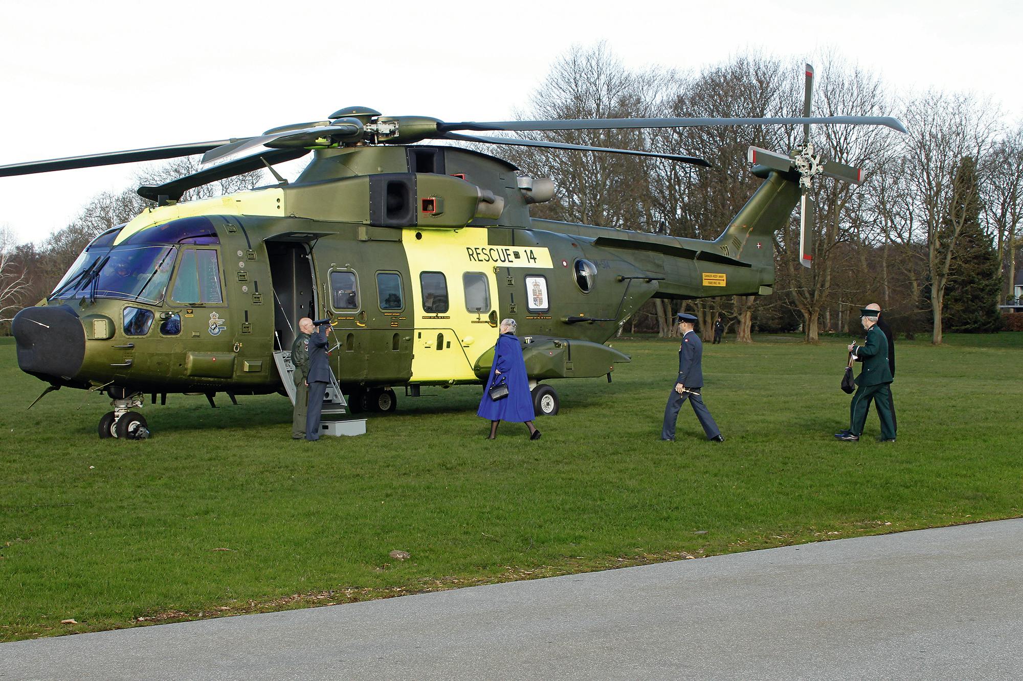 Skal man fra den ene ende af landet til den anden, kan man tage en helikopter på Forsvarets regning, når man er kongelig. Både Frederik og Margrethe har ofte benyttet sig af muligheden.