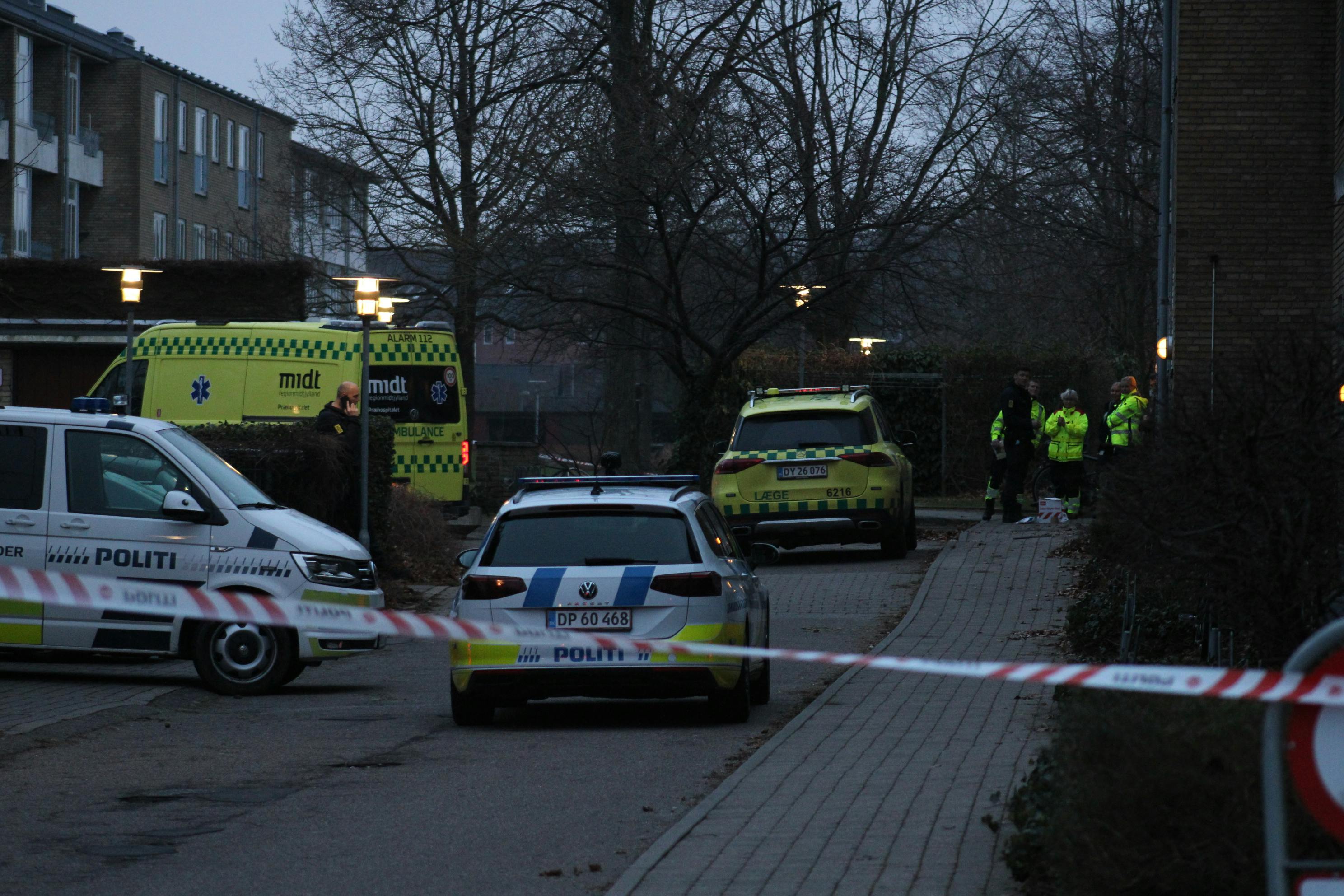 Politiet var søndag til stede på en adresse i Odder, hvor en ældre mand blev fundet død. Politiet efterforsker nu dødsfaldet som mistænkeligt.