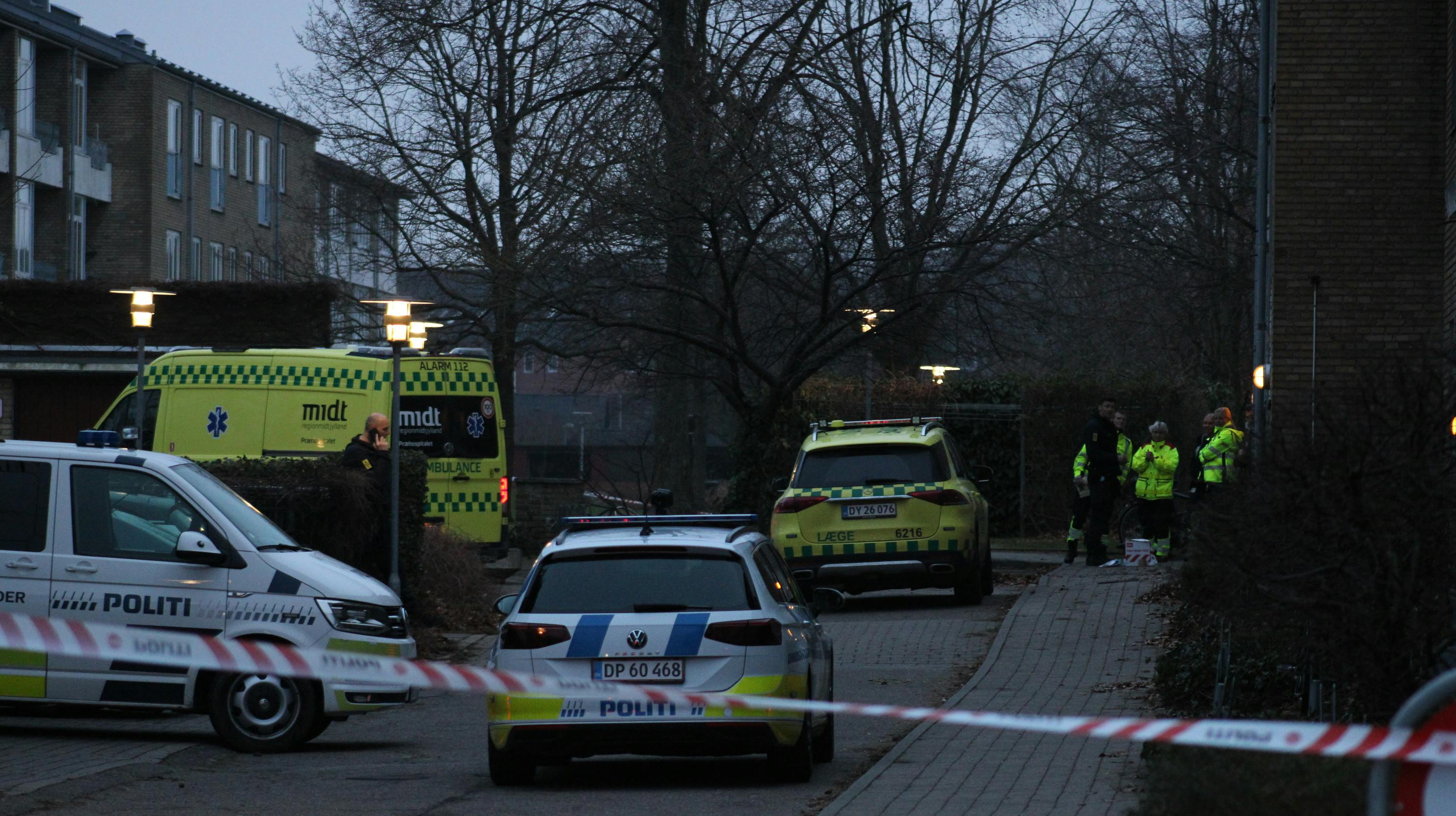 Politiet var søndag til stede på en adresse i Odder, hvor en ældre mand blev fundet død. Politiet efterforsker nu dødsfaldet som mistænkeligt.