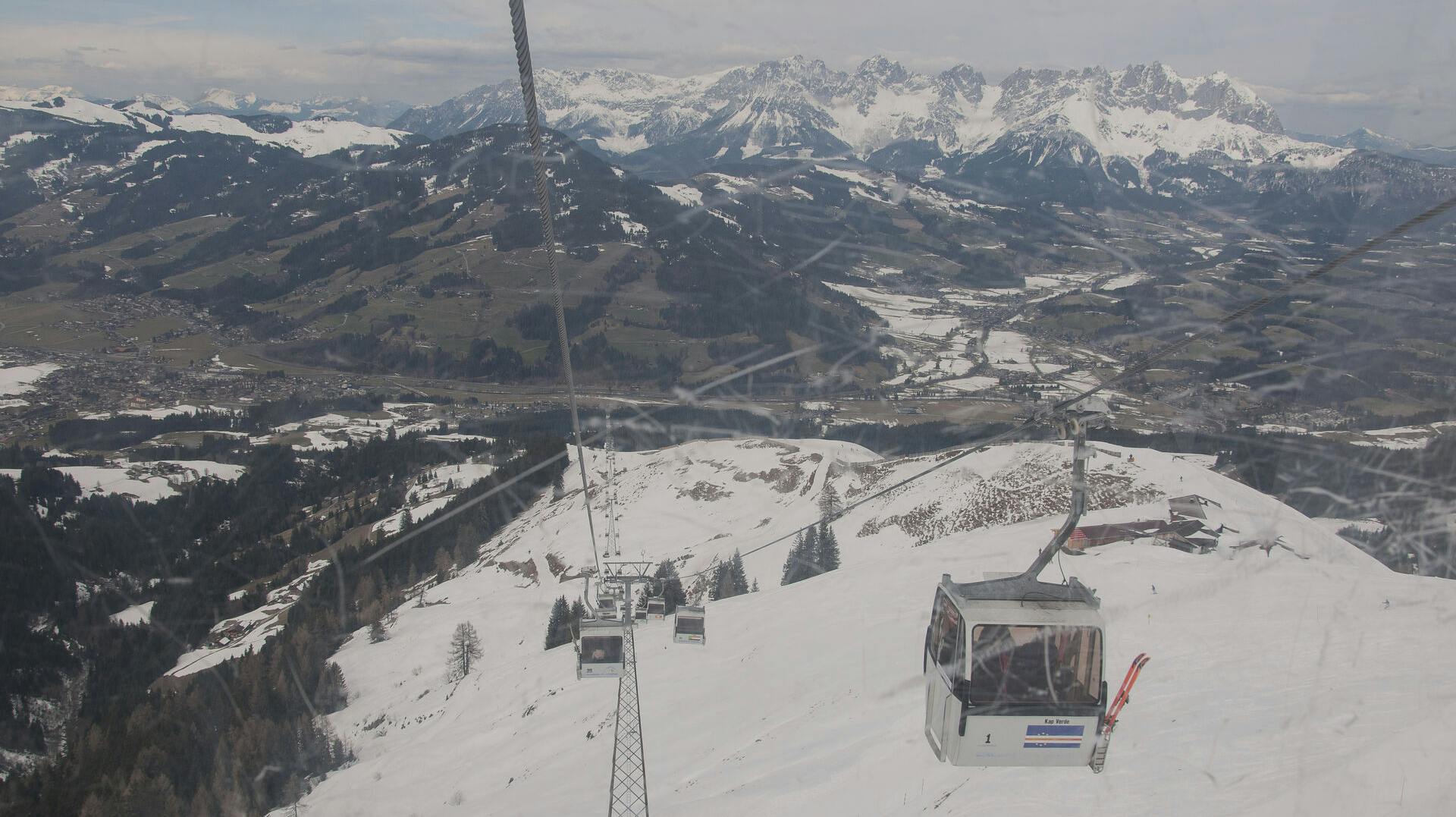 Skilift ved Kitzbühel. Billedet er taget inde fra en anden kabine.