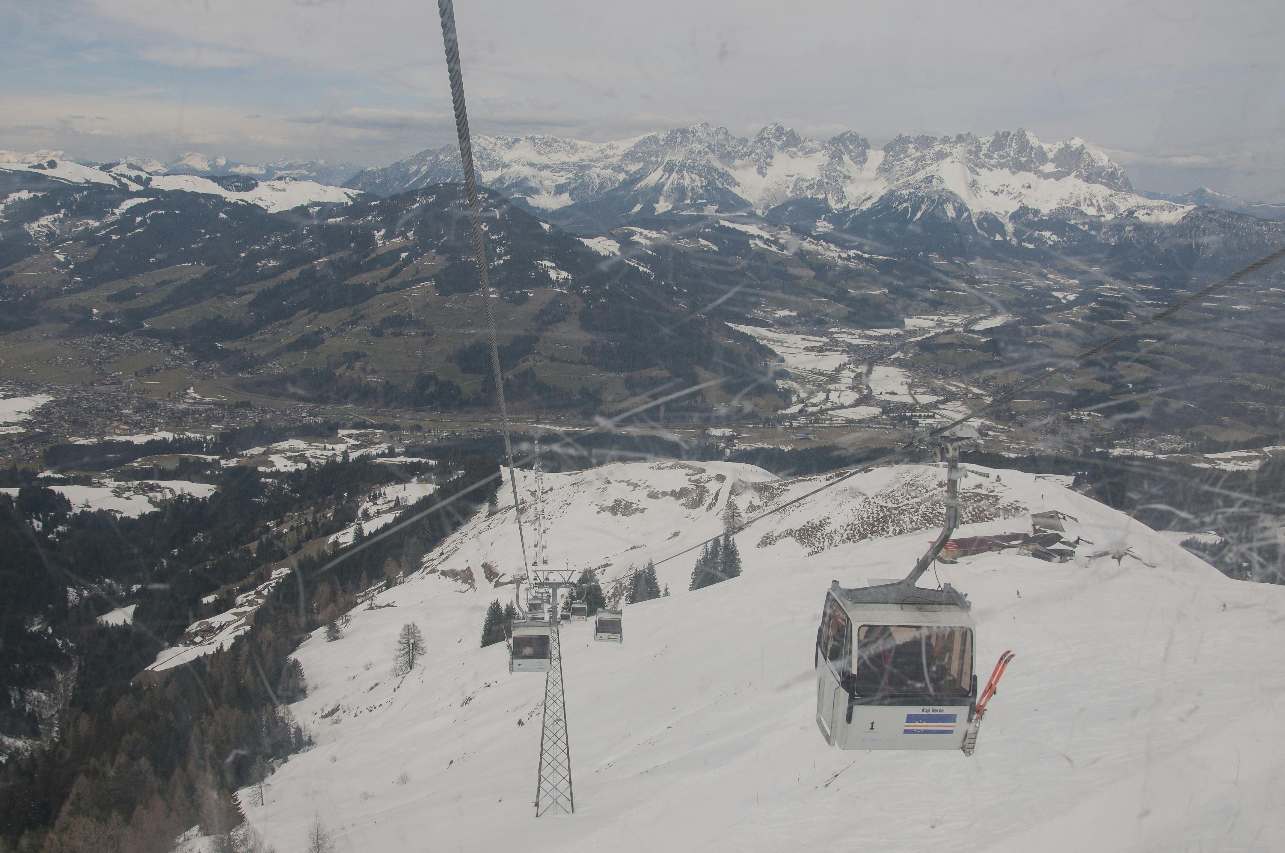 Skilift ved Kitzbühel. Billedet er taget inde fra en anden kabine.