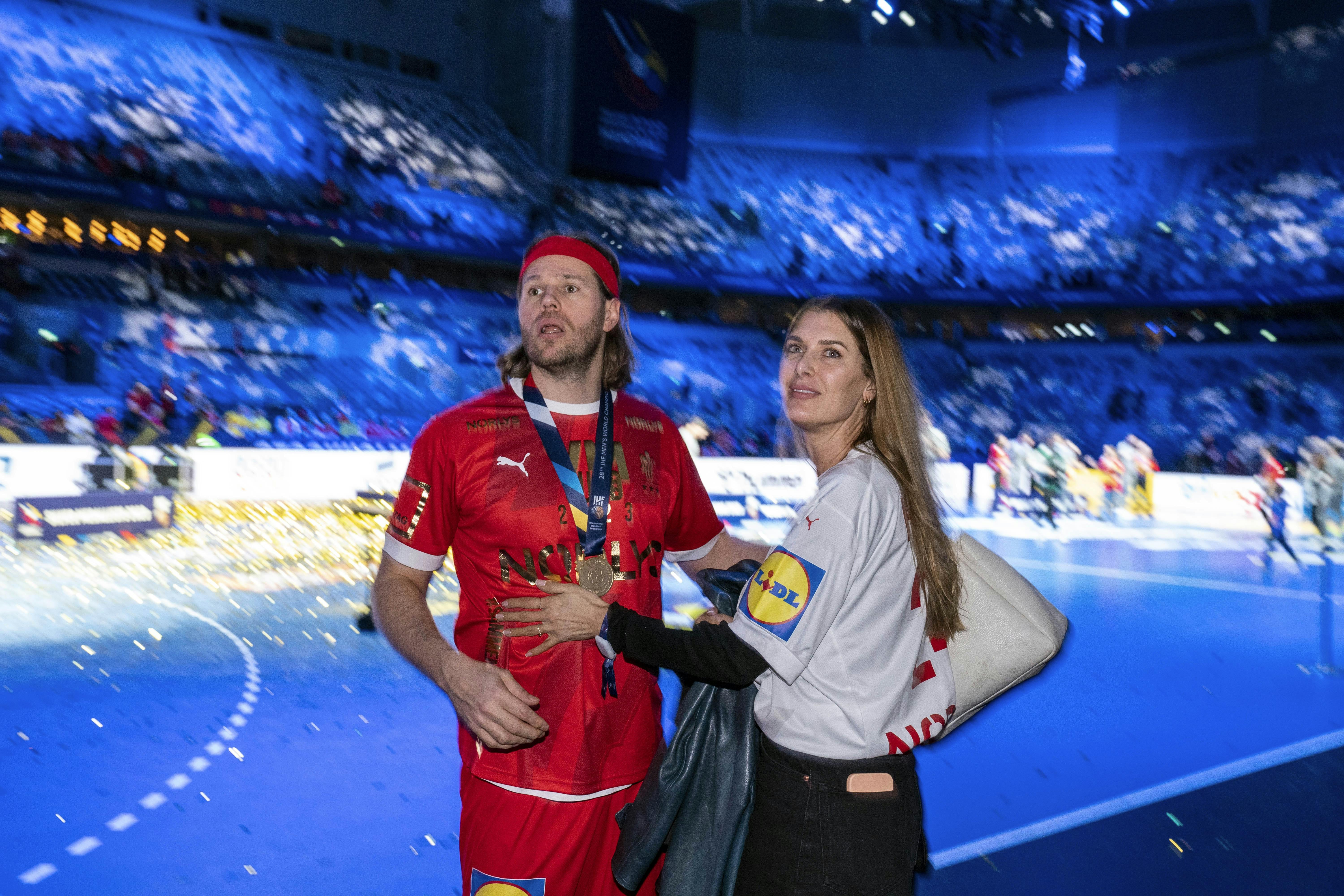 Mikkel Hansen og hustruen Stephanie Gundelach efter VM-guldet sidste år.&nbsp;