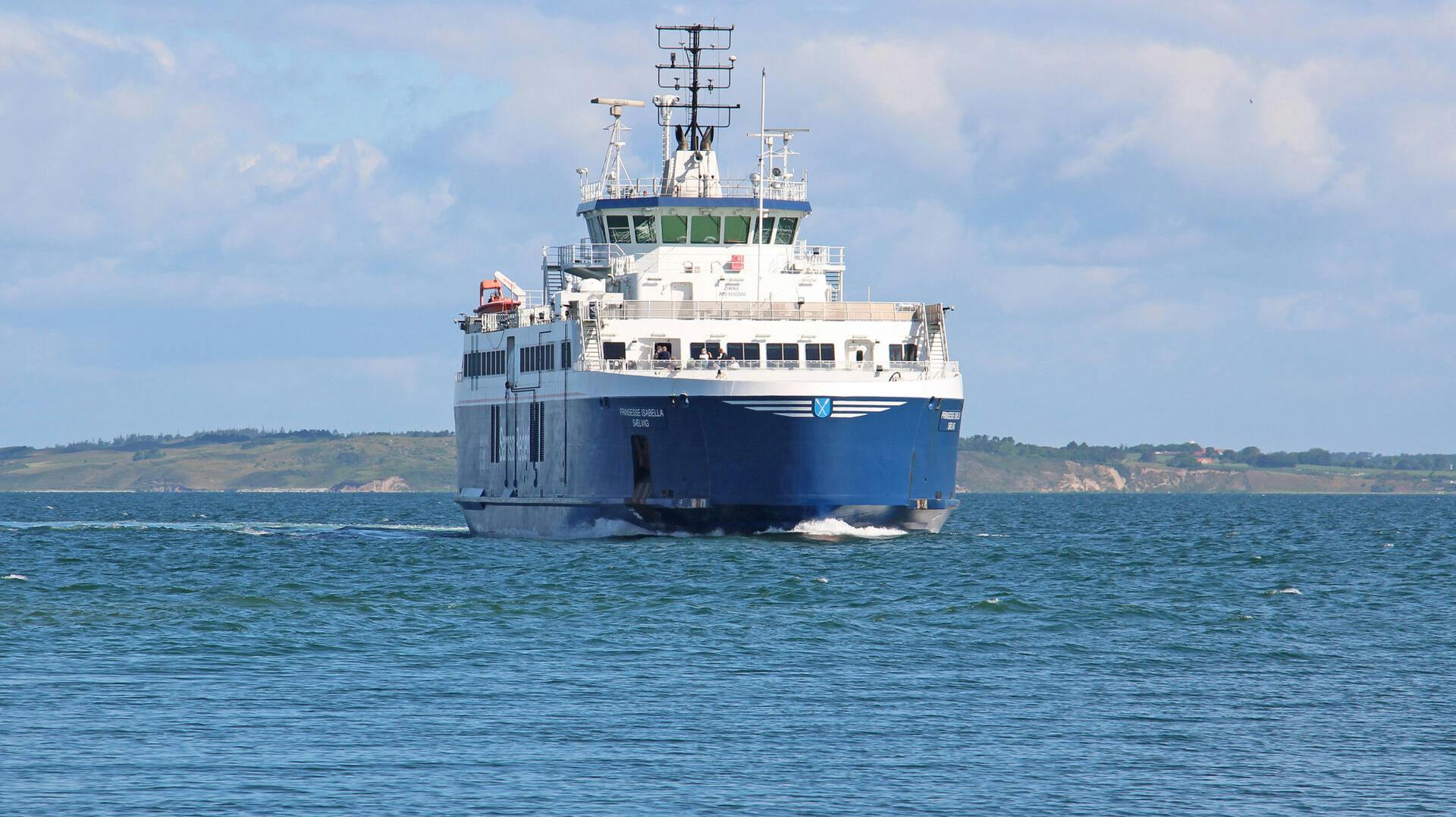 Samsøfærgen Prinsesse Isabella ankommer til Sælvig havn
