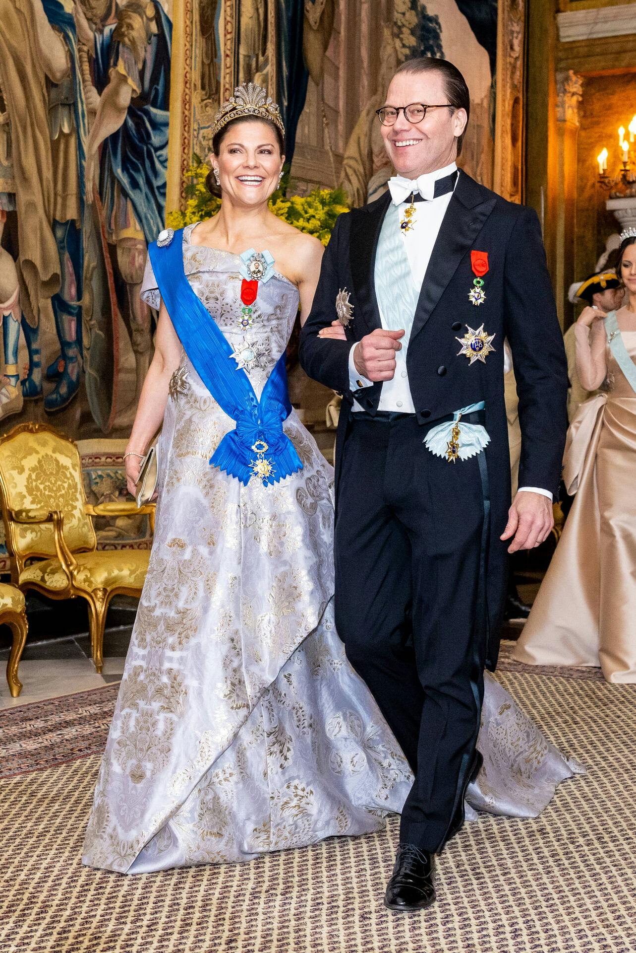 Kronprinsesse Victoria iført H&M-kjole og med sin mand, prins Daniel, ved sin side.