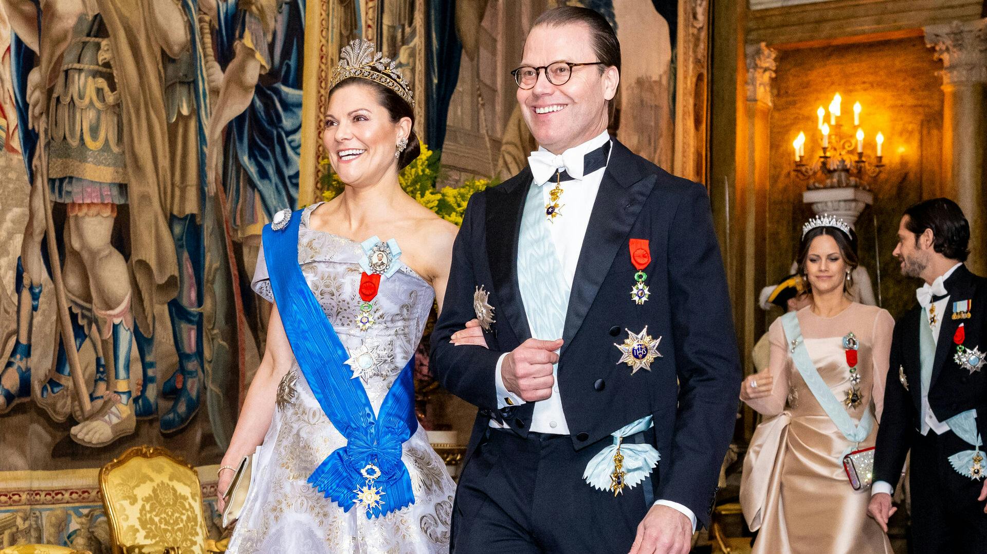 Kronprinsesse Victoria iført H&M-kjole og med sin mand, prins Daniel, ved sin side.