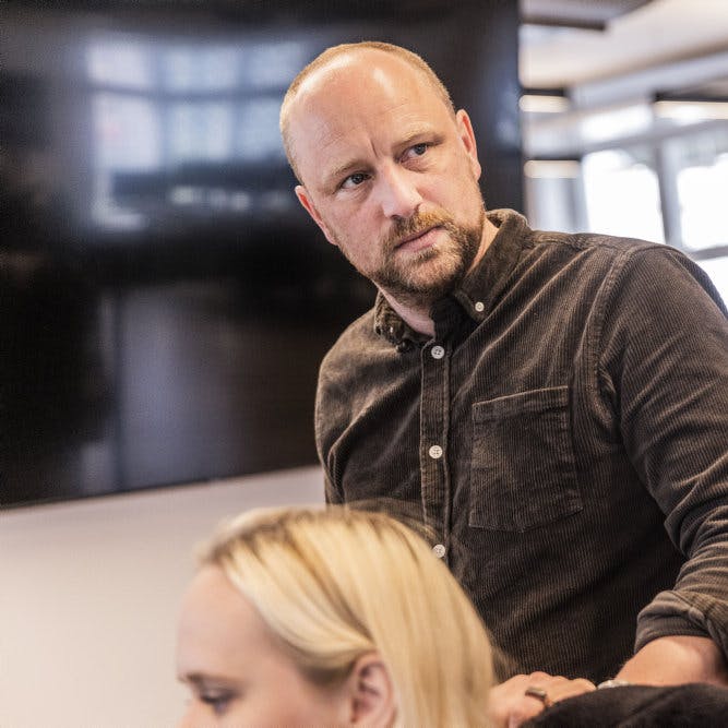 Ansvarshavende chefredaktør på Ekstra Bladet, Knud Brix, har skrevet en leder, hvori han fortæller, at avisen har placeret et læs gylle foran Torben Østergaard-Nielsen. (Arkivfoto)