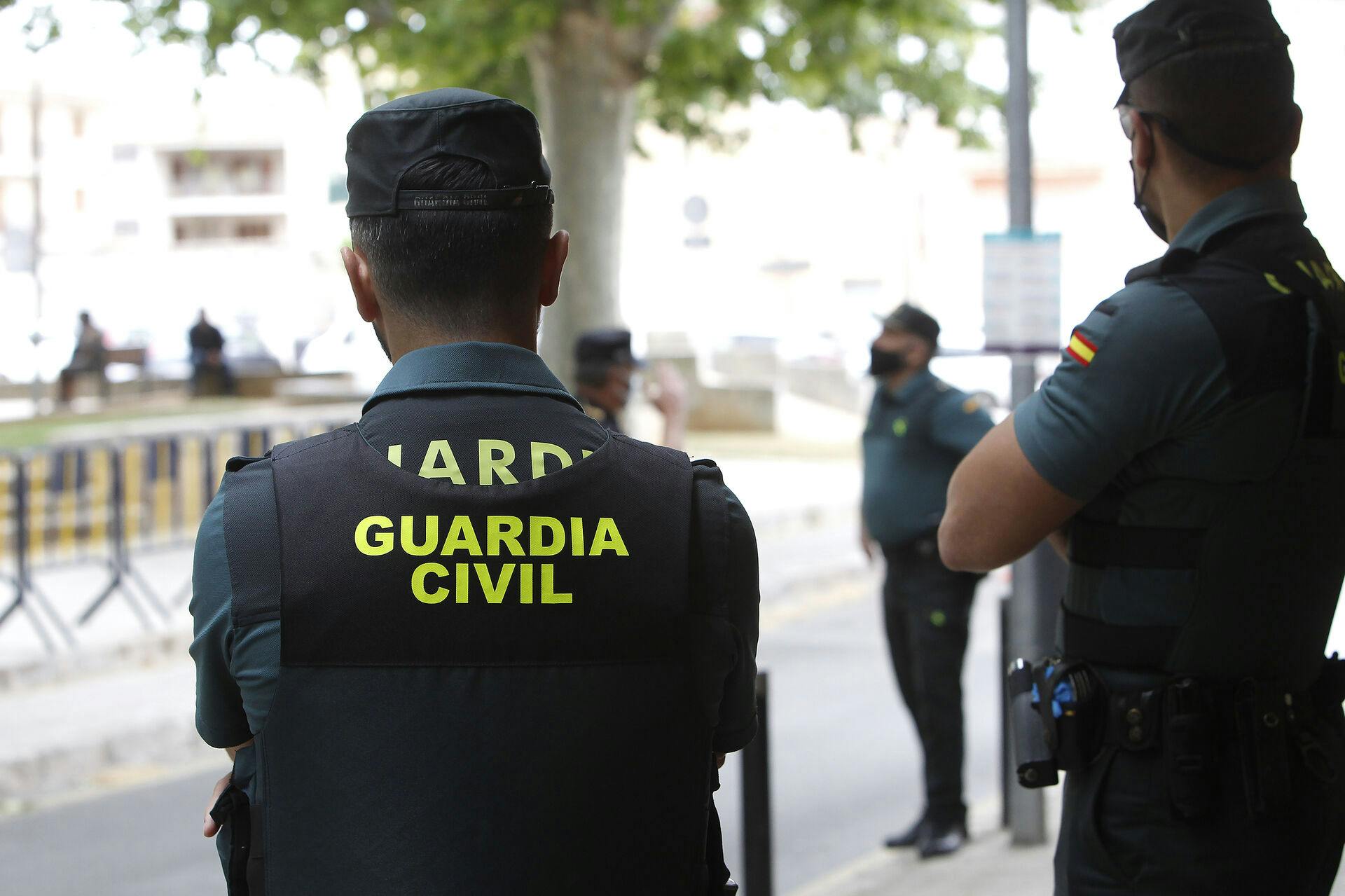 En 24-årig dansk mand blev søndag anholdt på en adresse i Spanien. Han har siden maj måned været efterlyst af Østjyllands Politi.