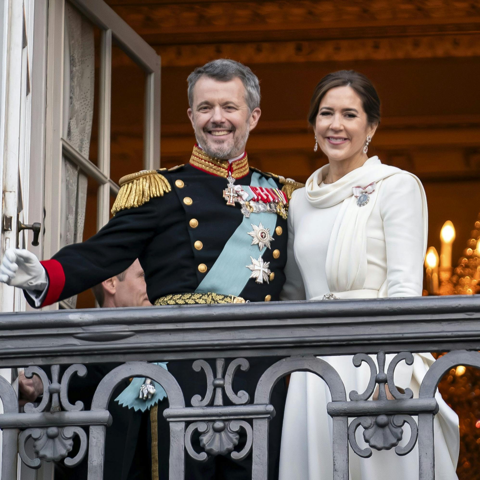 OPGAVE: Proklamation af H.M. Kong Frederik 10. sammen med H.M. Dronning Mary, Kronprins Christian, prinsesse Isabella, prinsesse Josephine og prins VincentHer hyldes familien på balkonen af deres palæ STED: Frederik VIII's Palæ, Amalienborg slotJOURNALIST: Marianne Singer, Ulrik UlriksenFOTOGRAF: Hanne JuulDATO: 20240114