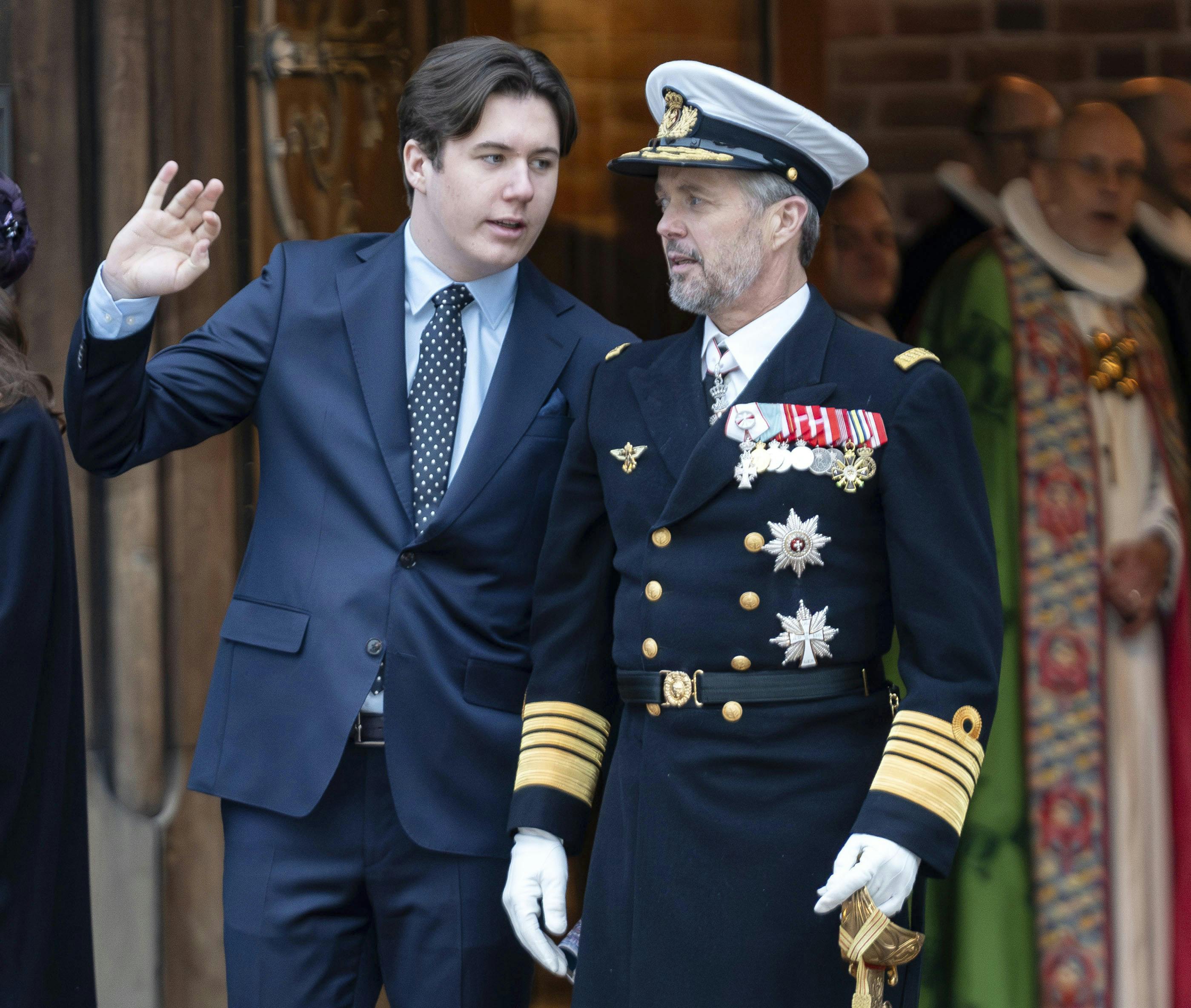 For første gang overlader kong Frederik tronen til sønnike.