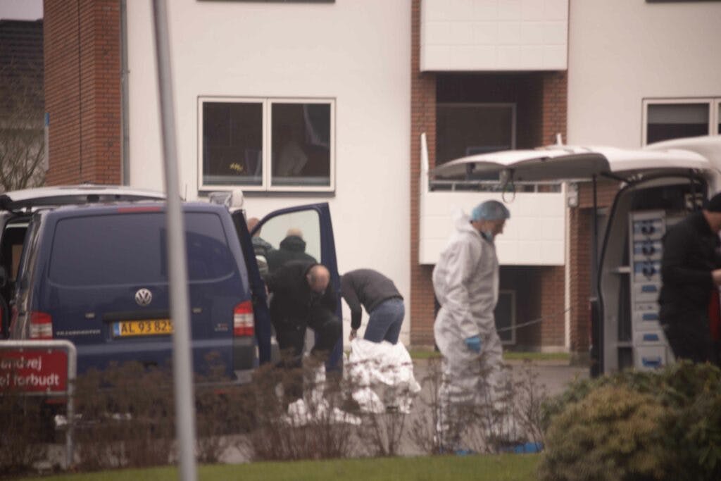 Politiet og deres teknikere arbejdede længe på adressen i Silkeborg, hvor den 54-årige mand blev fundet dræbt.