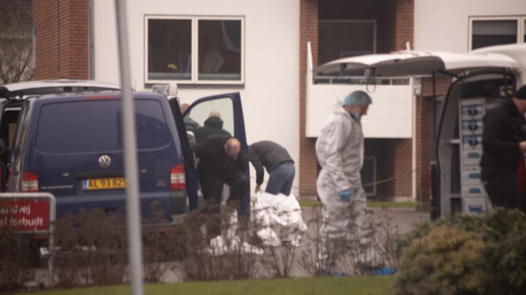 Politiet og deres teknikere arbejdede længe på adressen i Silkeborg, hvor den 54-årige mand blev fundet dræbt.
