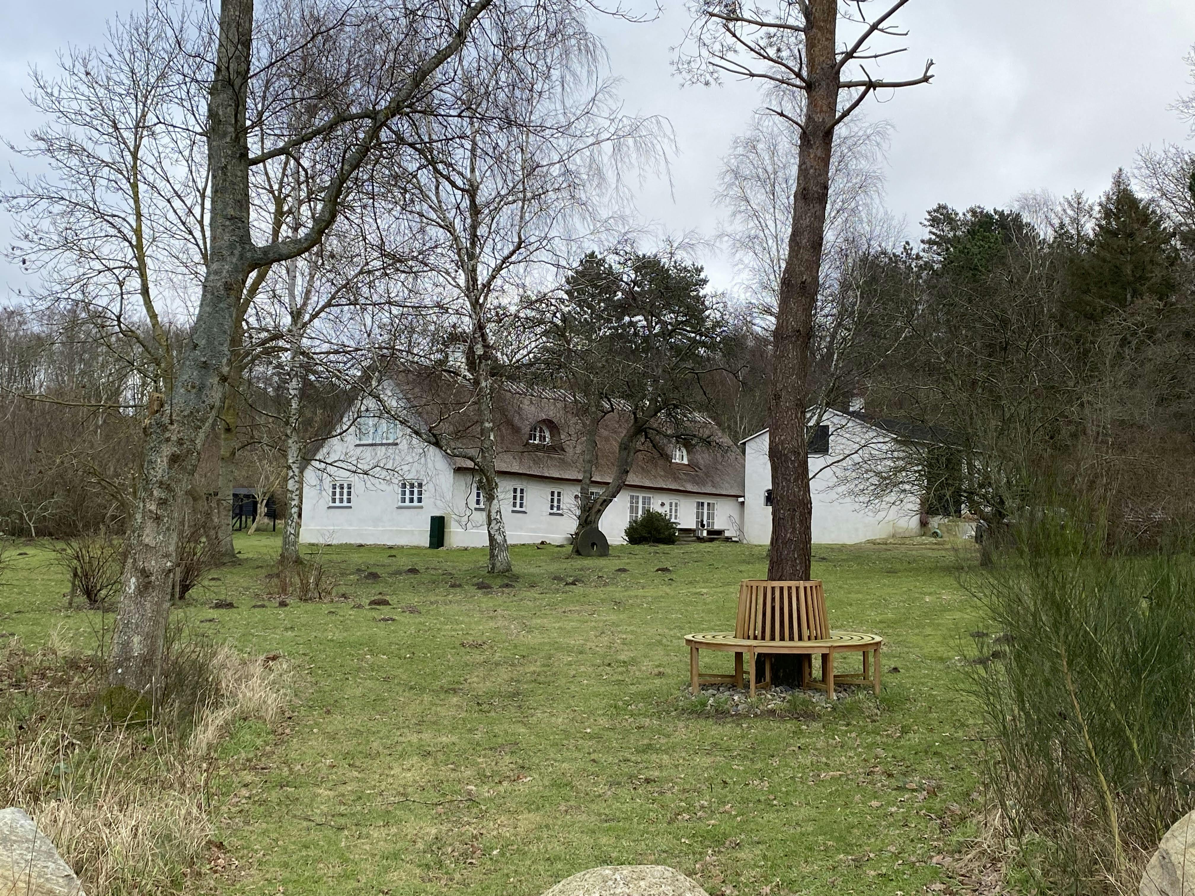 Det er her, i sommerhuset i Fårevejle, Adam Price holder til for tiden. Hvor Katherine Diez "sover, spiser, arbejder og heler", vides pt. ikke. 