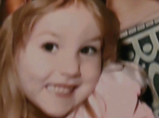 En 4-årig pige er fundet i live. Desværre var hendes mor kort forinden fundet dræbt.