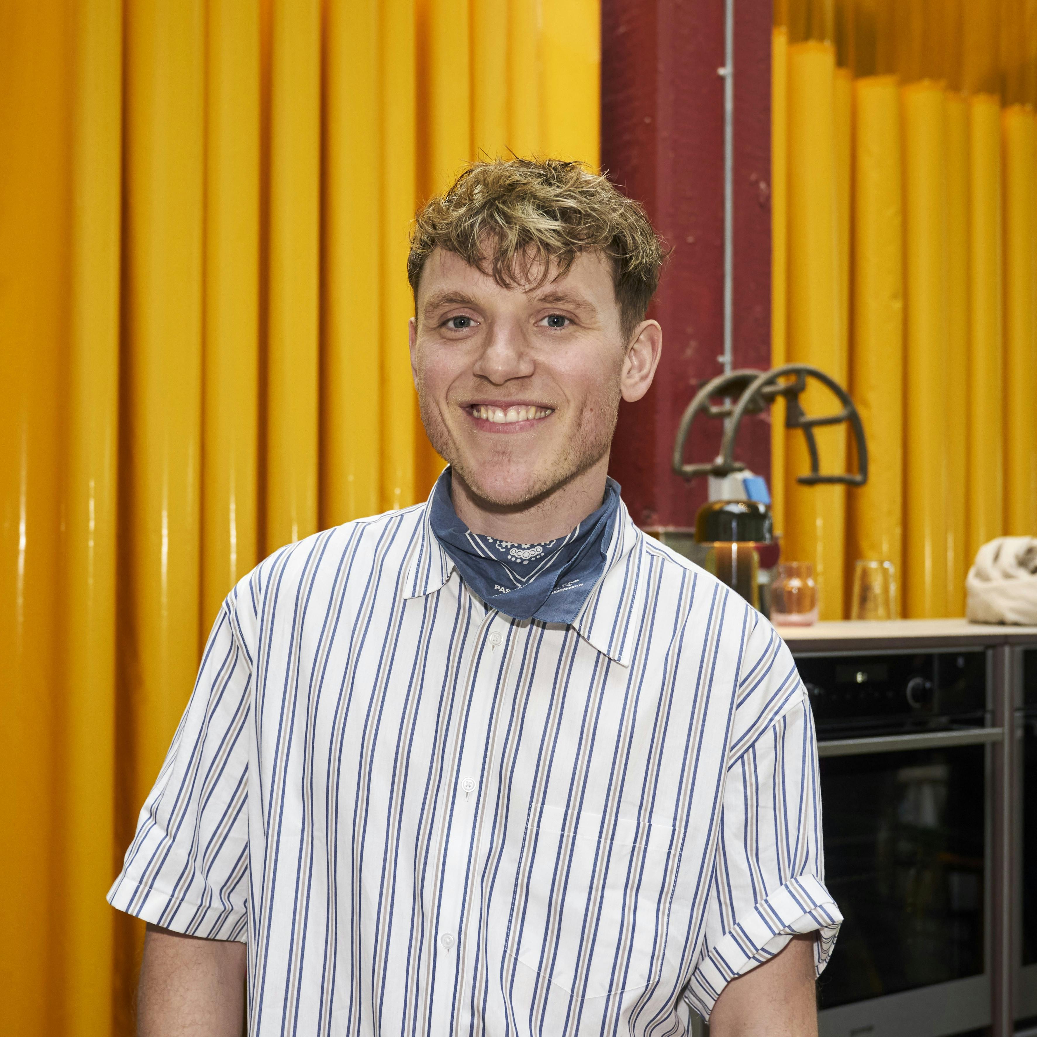 Tobias Hamann smider lokkerne