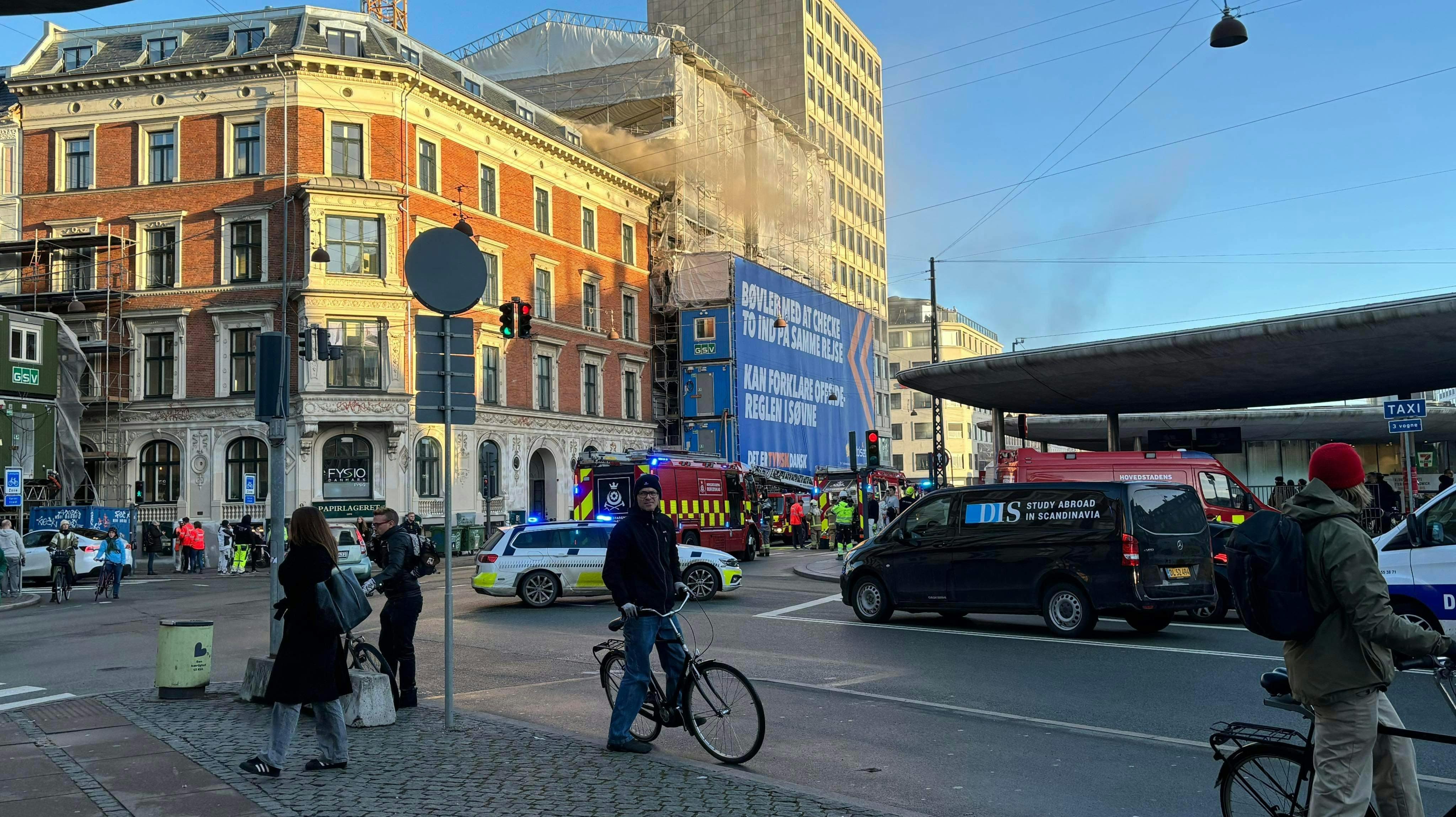 Hovedstadens Beredskab samt politiet er onsdag morgen til stede ved Nørreport. 