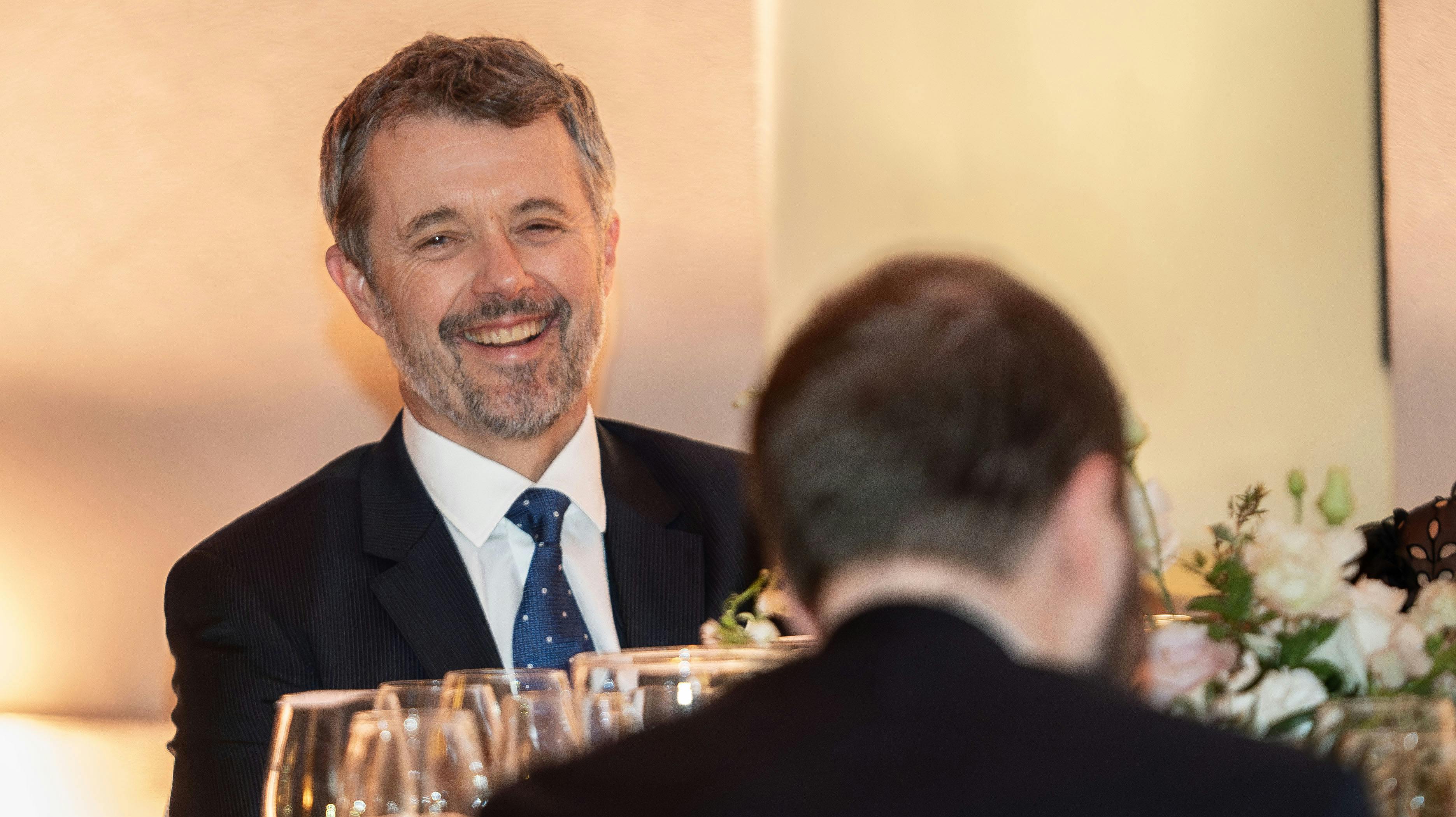 Nok hyggede kong Frederik sig med vin til onsdagens Grand Dinner, men det betyder ikke, at majestæten får lov at sove længe.