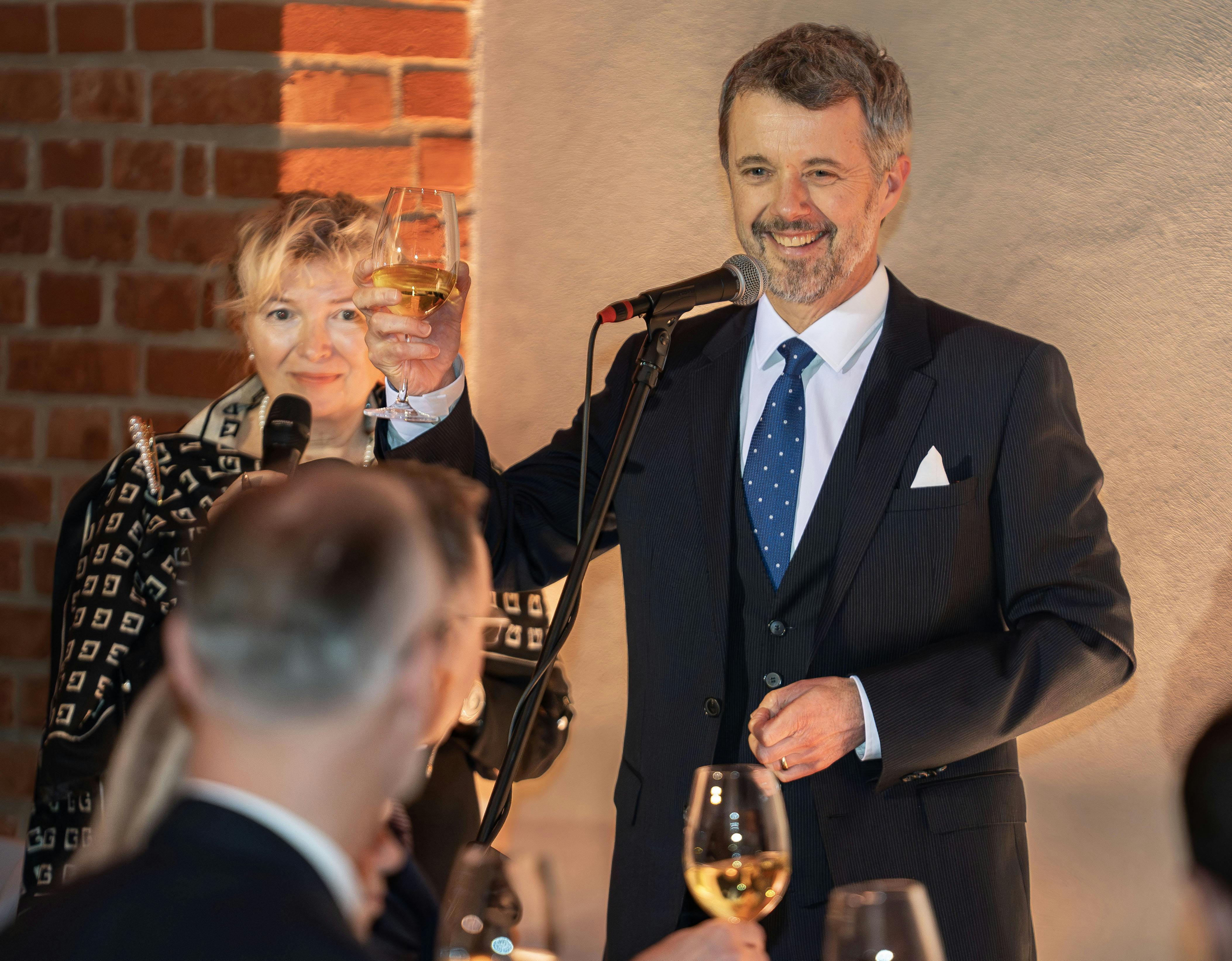 Kong Frederik nyder vinen og selskabet til Grand Dinner.