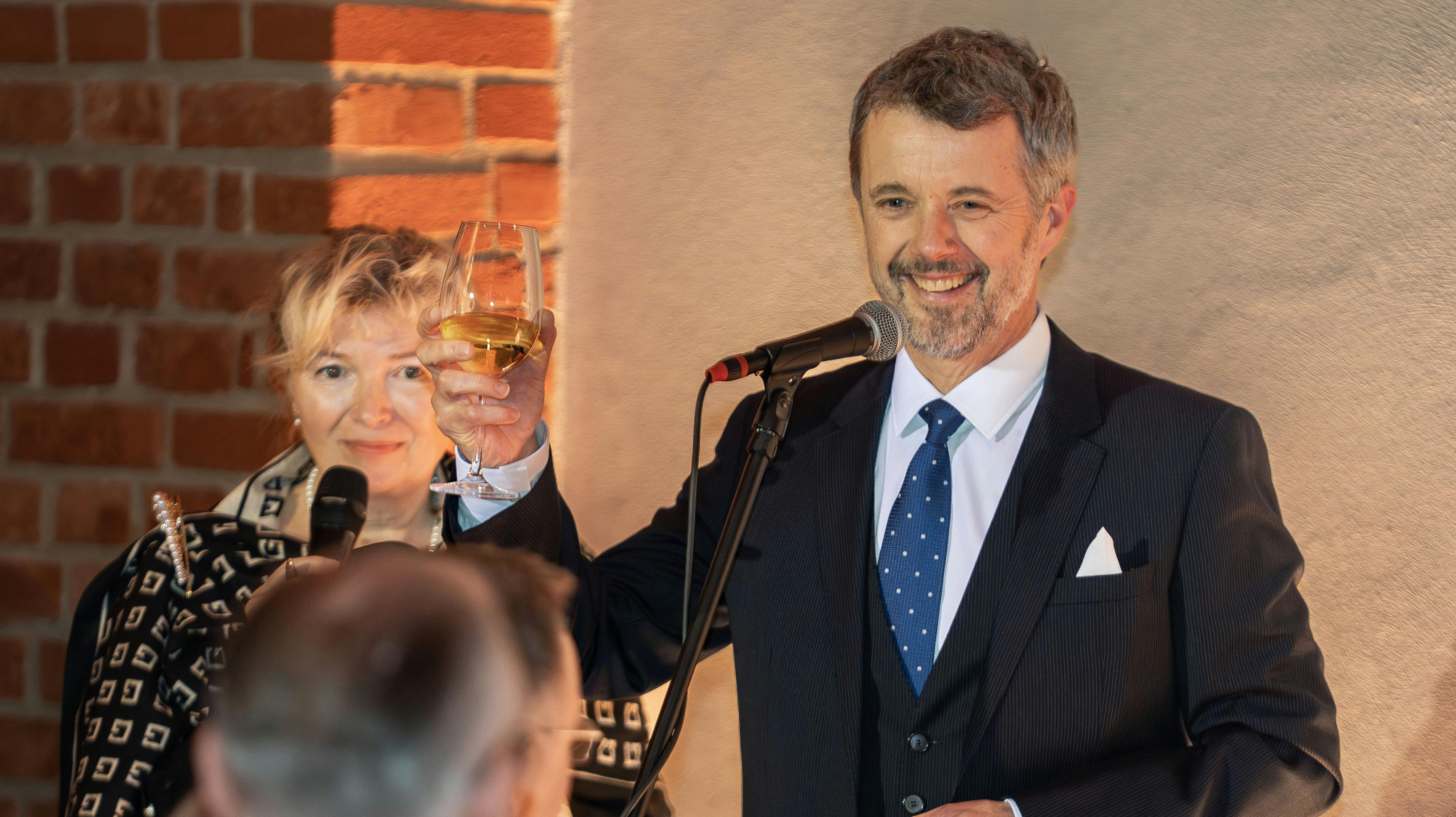 Kong Frederik nyder vinen og selskabet til Grand Dinner.