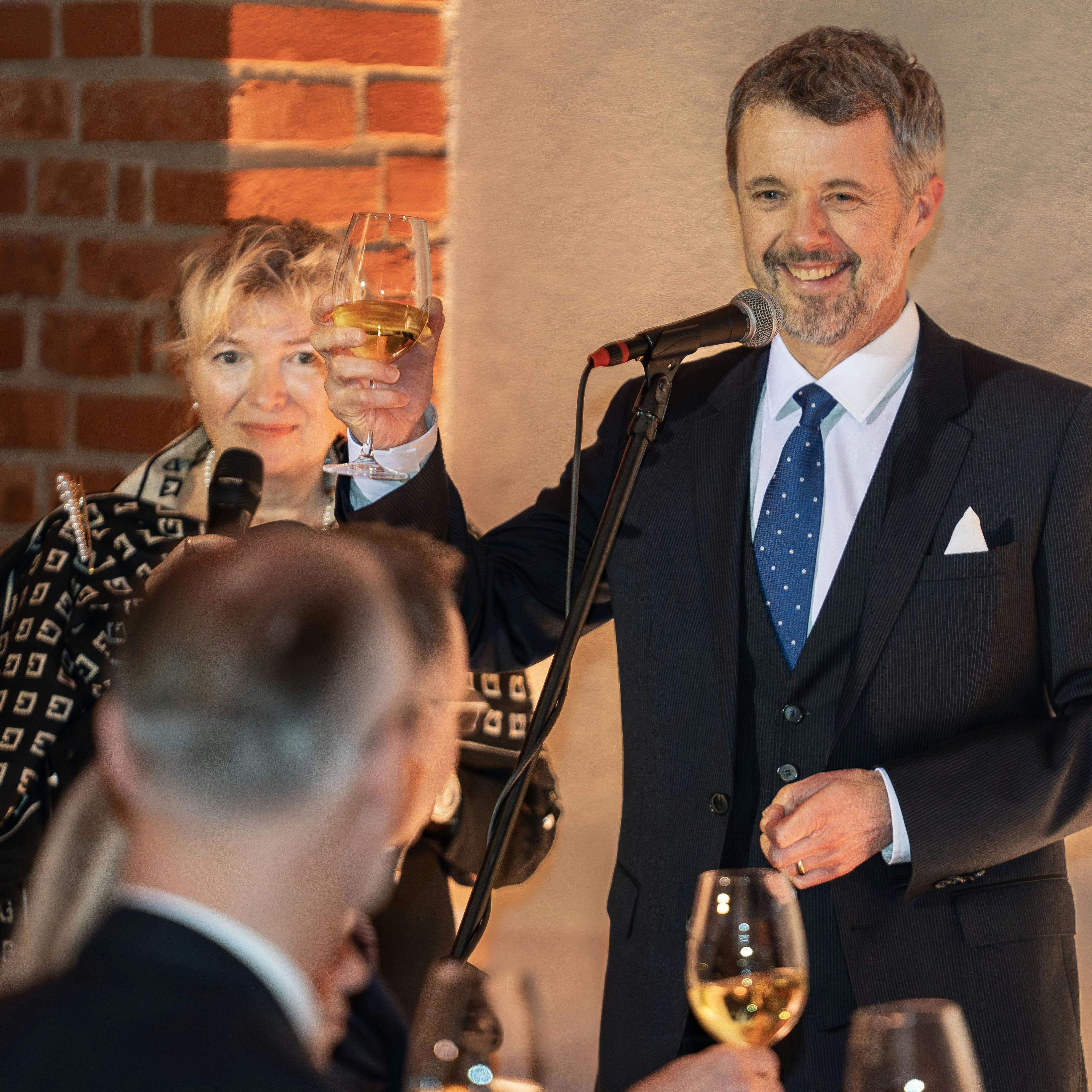 Kong Frederik nyder vinen og selskabet til Grand Dinner.