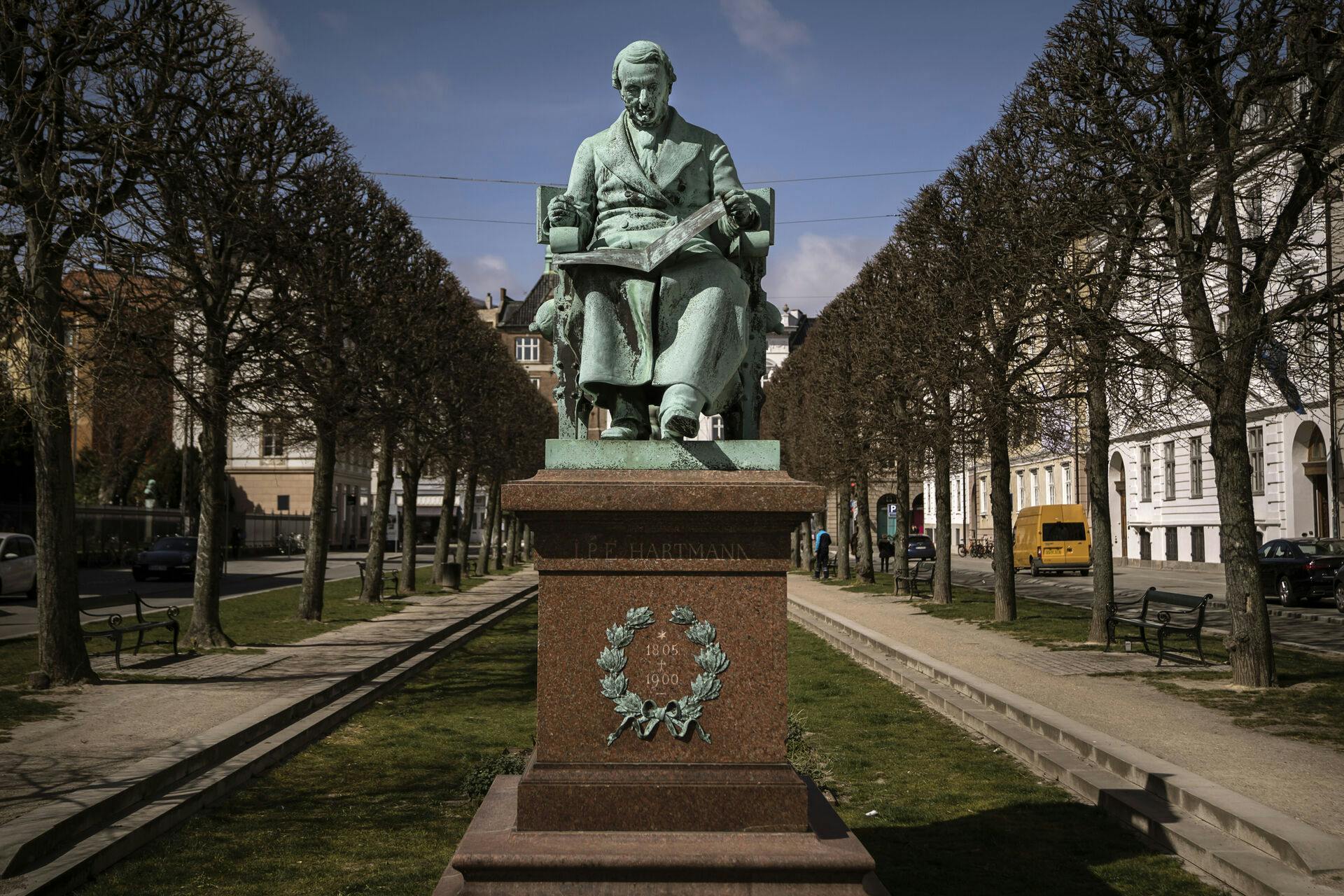 Store Strandstræde i København. Gaden går fra Nyhavn til Sankt Annæ Plads. Skulptur af I. P. E. Hartmann.