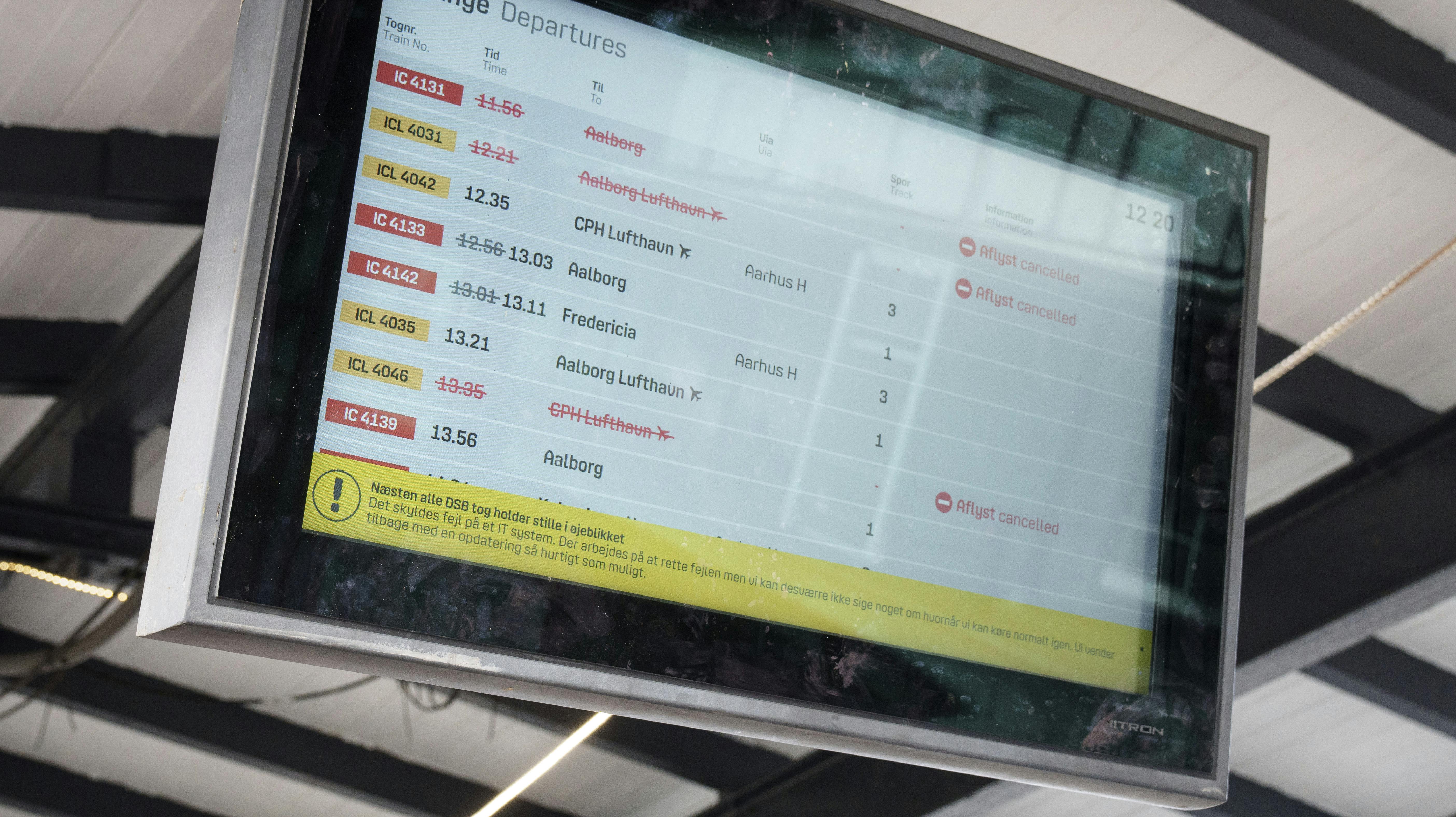 Bliver man mere end 30 minutter forsinket på grund af fredagens aflysninger, kan man søge kompensation for sin billet på DSB's hjemmeside. (Arkivfoto).