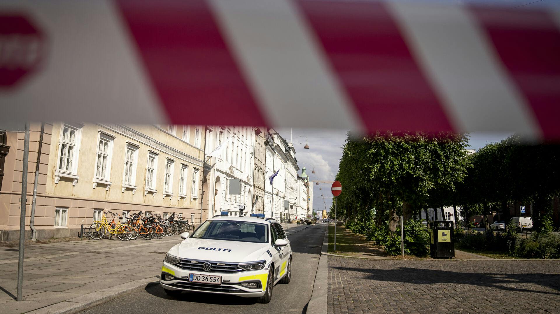 Politiet undersøger mistænkeligt forhold i København hvor dele af Amaliegade og Sankt Annæ Plads er afspærret onsdag den 5. juli 2023. (Foto: Mads Claus Rasmussen/Ritzau Scanpix)