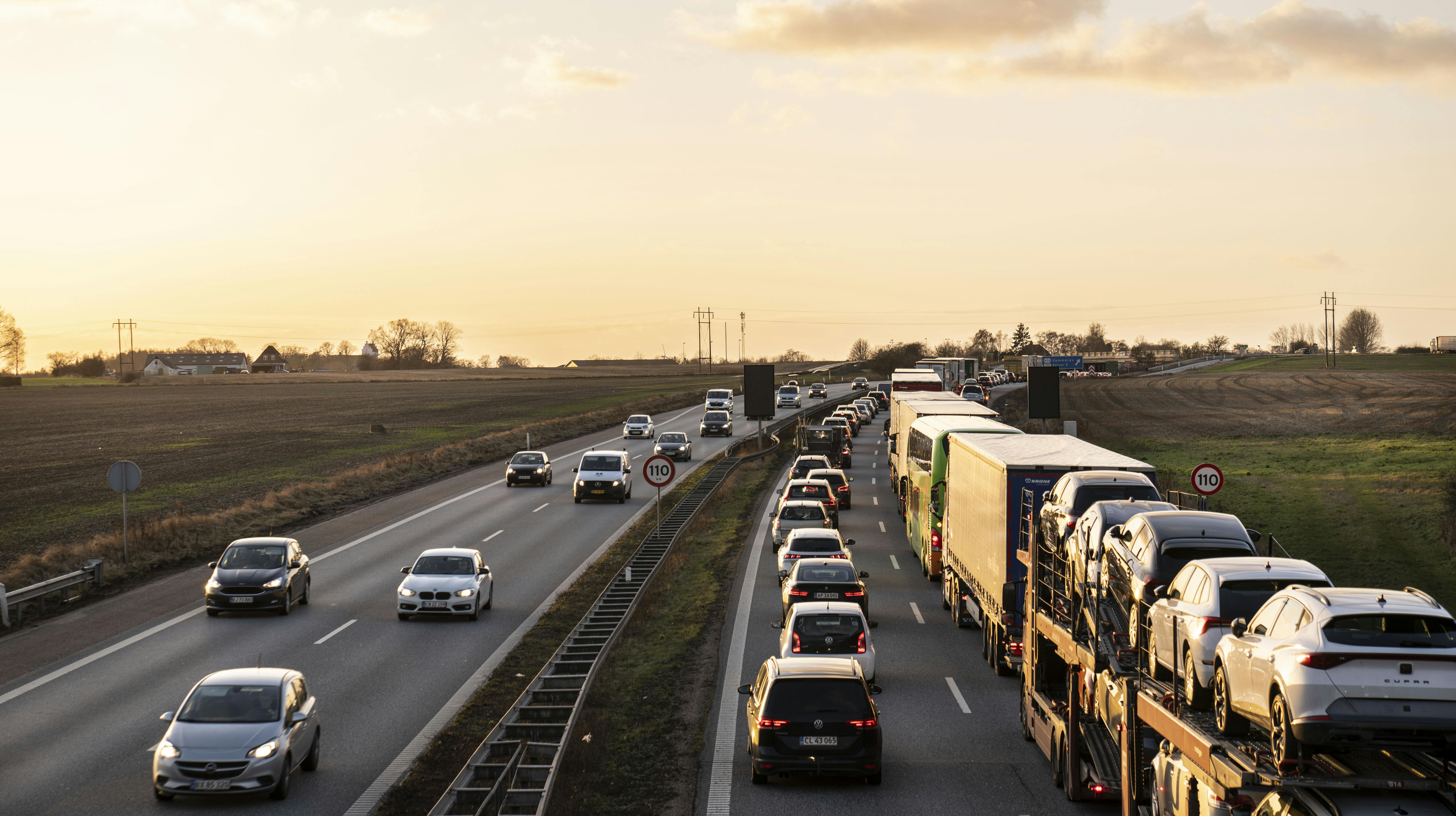 Kø på motorvej E20 til Storebæltsbroen på Sjælland, fredag den 22. december 2023. Kødannelse efter uheld på Storebæltsbroen. Storebæltsbroen har været lukket tidligere på dagen i forbindelse med stormen Pia.. (Foto: Thomas Traasdahl/Ritzau Scanpix)