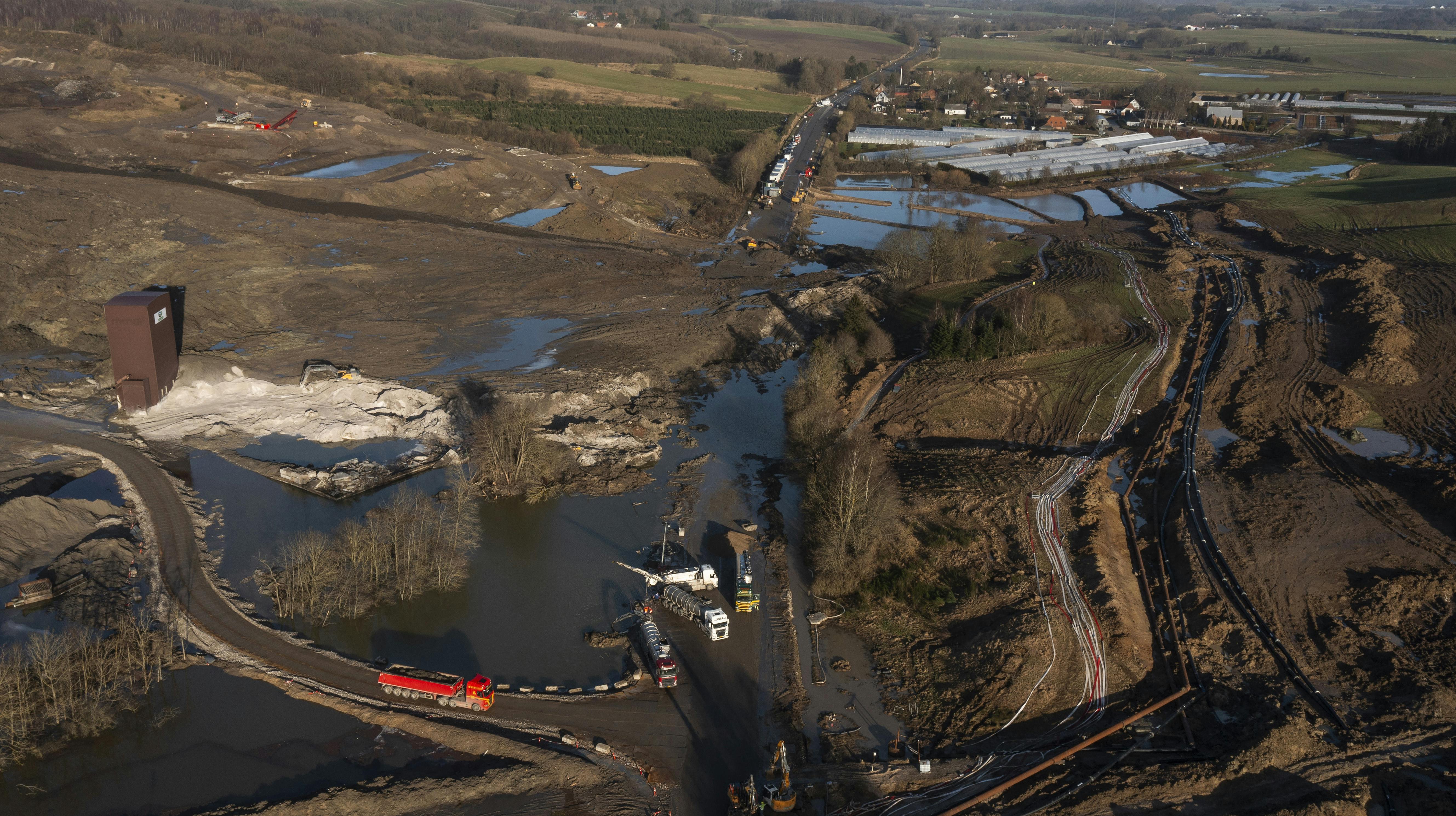 Mindst to bygninger bukkede i løbet af sidste år under for et jordskred, der var i gang på jordrensningsvirksomheden Nordic Wastes grund i Øst ved Randers.