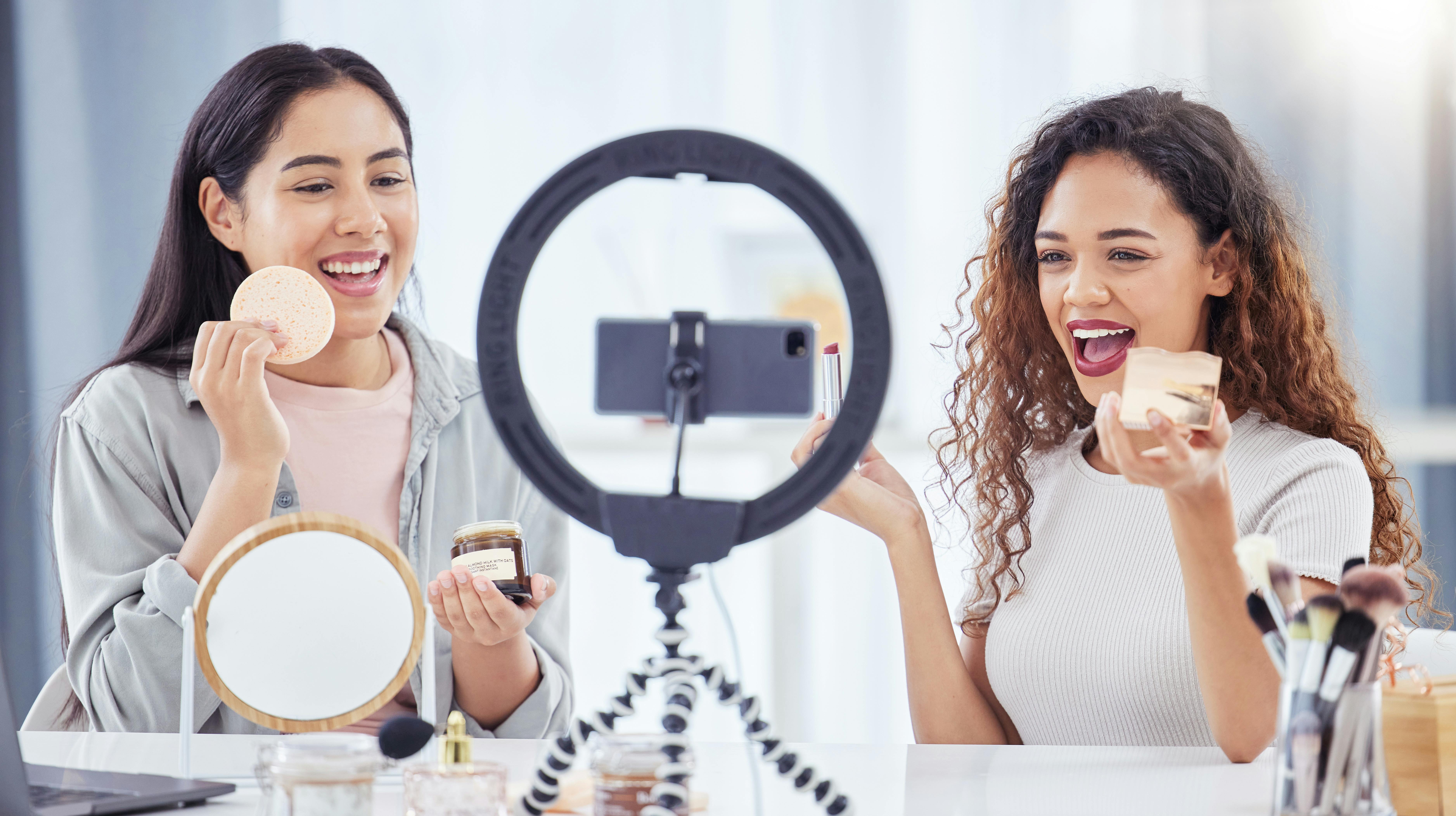 En influencer er typisk en, som bruger sit personlige image til at tjene penge. Det sker typisk via reklame og promoveringer på sociale medier.