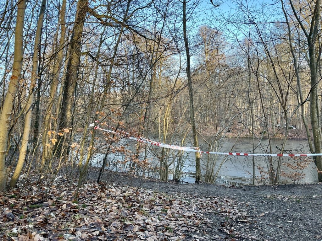 Det var her ved søen Sorte Dam i Hillerød, kvinden blev fundet&nbsp;
