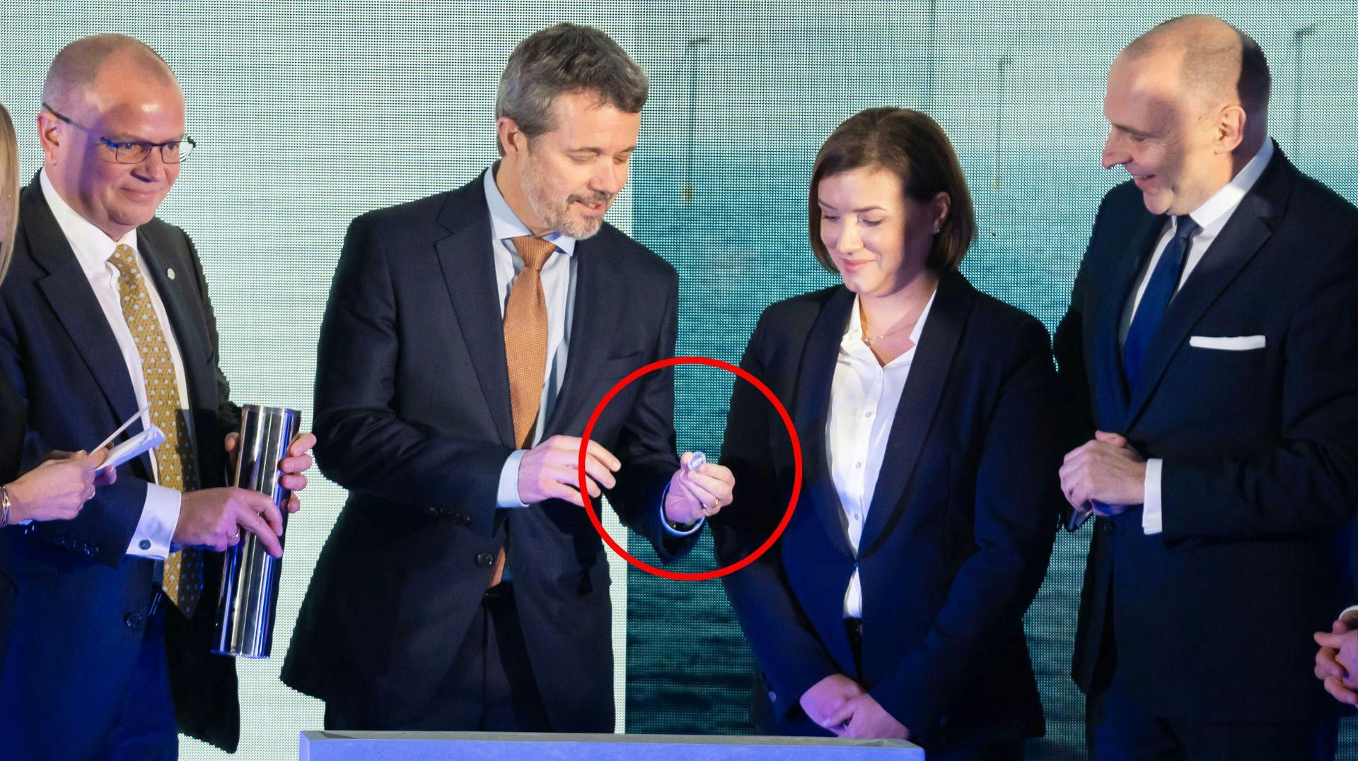 På Vestas-fabrikken i Polen skulle en tidskapsel fredag graves ned. I den har kong Frederik lagt en særlig jubilæumsmønt fra hans 18-års fødselsdag i.