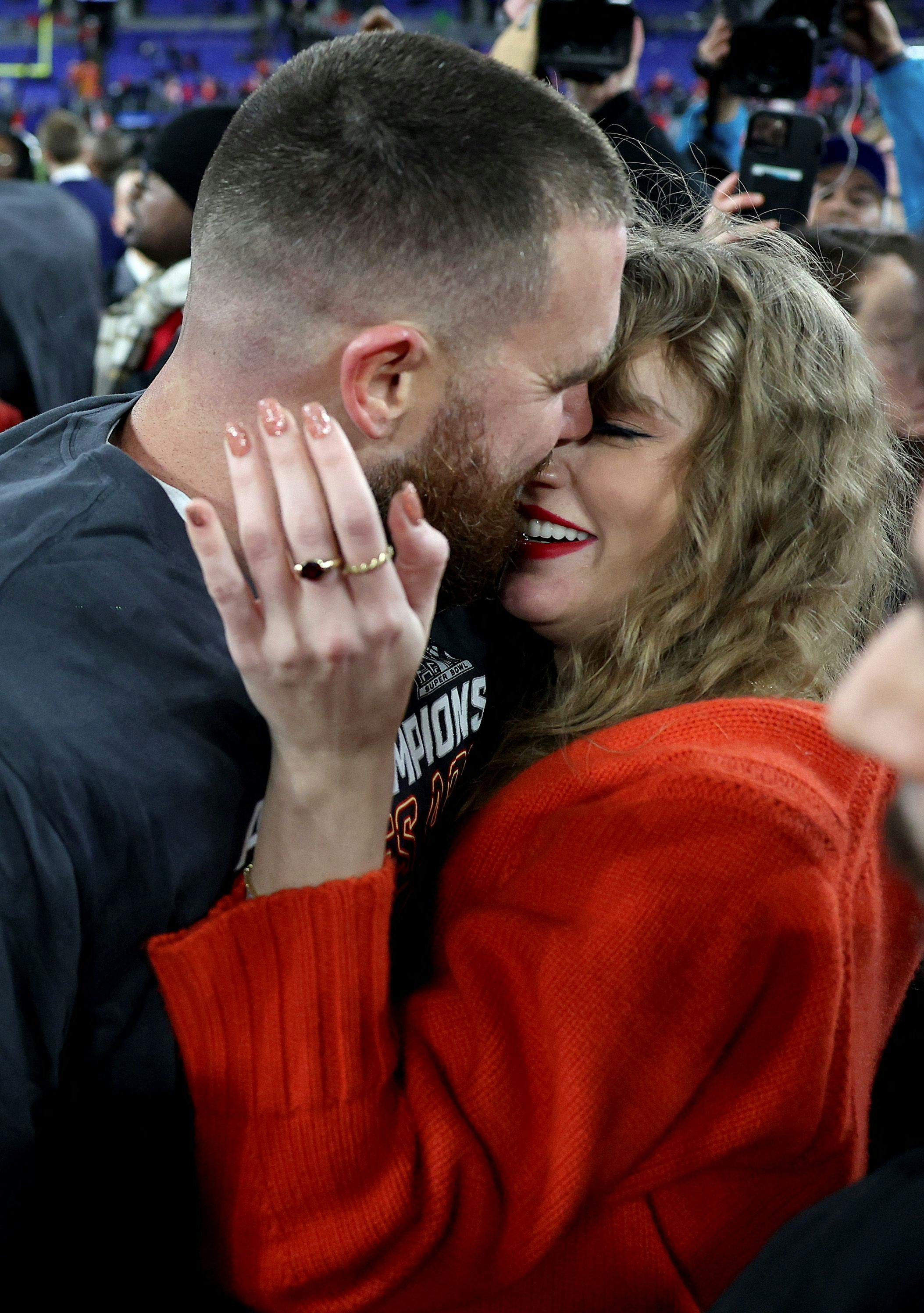 BALTIMORE, MARYLAND - JANUARY 28: Travis Kelce #87 of the Kansas City Chiefs celebrates with Taylor Swift after a 17-10 victory against the Baltimore Ravens in the AFC Championship Game at M&T Bank Stadium on January 28, 2024 in Baltimore, Maryland. Patrick Smith/Getty Images/AFP (Photo by Patrick Smith / GETTY IMAGES NORTH AMERICA / Getty Images via AFP)