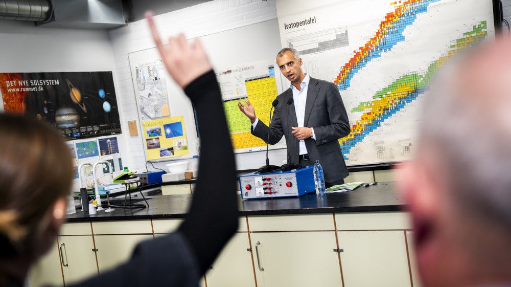 I et samråd i maj 2023 sagde undervisningsminister Mattias Tesfaye (S), at han tvivler på, at loven virker efter hensigten. Men i dag fastholder han at ville gøre reglerne permanente. 