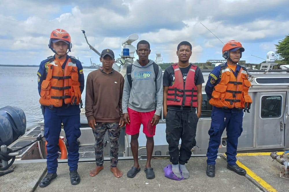Columbias flåde har offentliggjort et billede af de tre mænd, der har overlevet 11 dage til havs - har de levet af regnvand og kokosnødder.&nbsp;