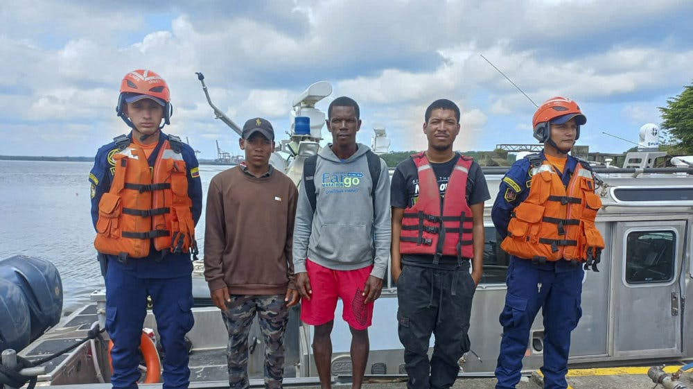 Columbias flåde har offentliggjort et billede af de tre mænd, der har overlevet 11 dage til havs - har de levet af regnvand og kokosnødder. 