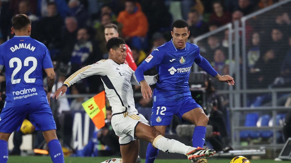 Jude Bellingham tackler her Mason Greenwood under torsdagens kamp.  