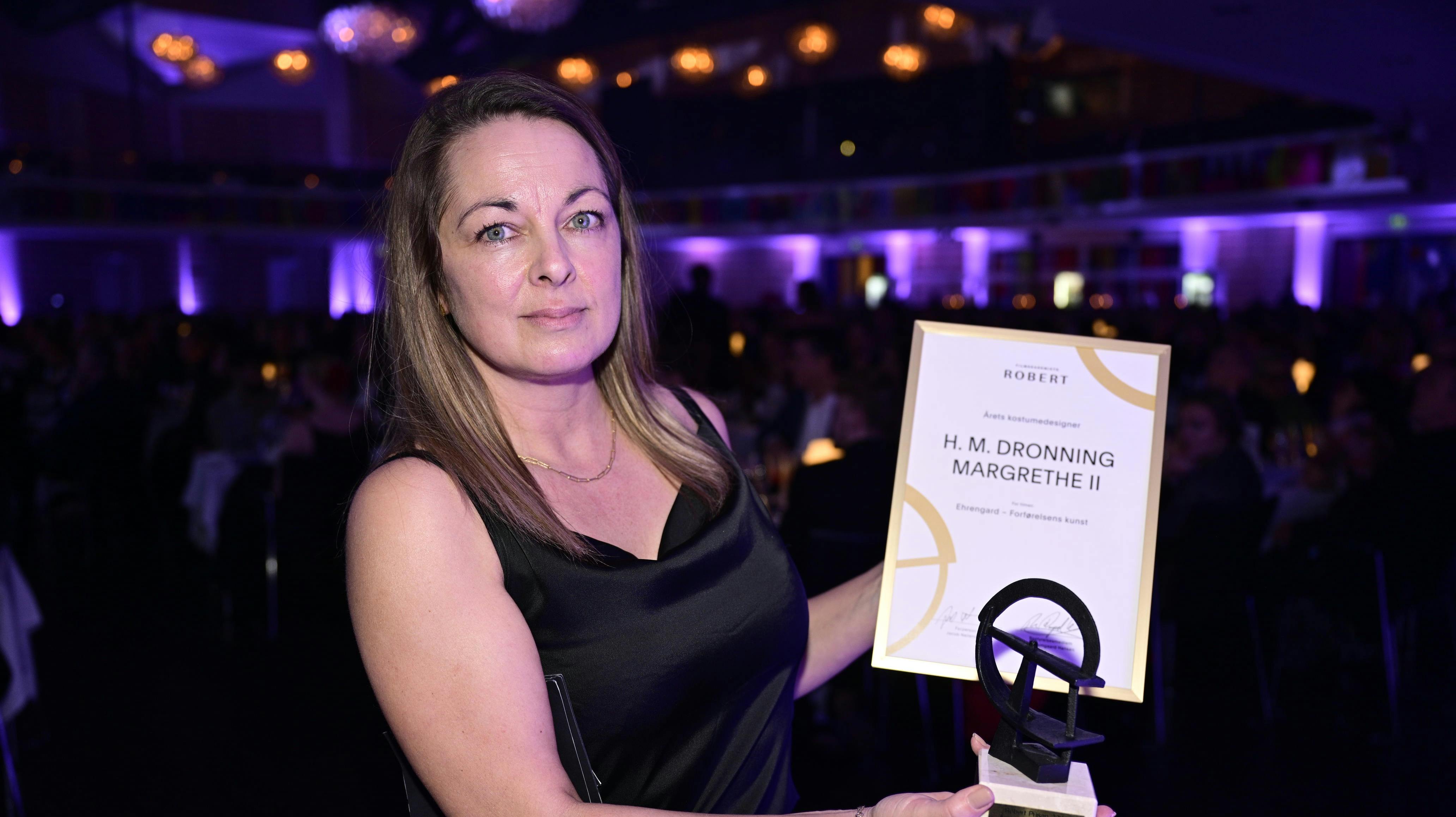 Det var en hård og bestemt Marcella Dichmann, der lørdag aften tog imod prisen for bedste kostumedesigner på dronning Margrethes vegne.