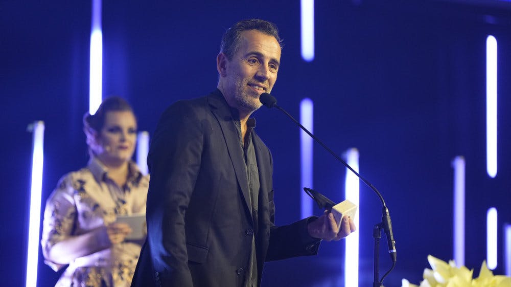 Det var en meget rørt Nikolaj Arcel, der så sin storfilm "Bastarden" sejrer ved uddelingen af Robert-Prisen 2024. 
