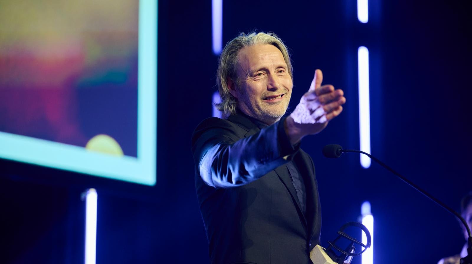 Mads Mikkelsen valgte at dele sin Robert-statuette med den unge barneskuespiller Melina Hagberg. 