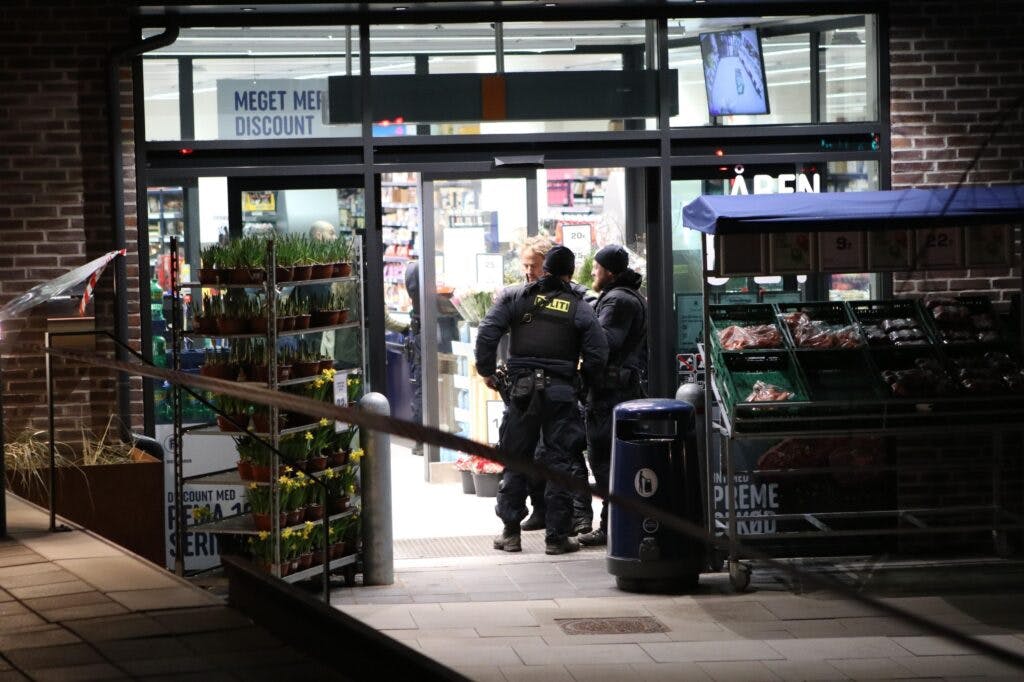 Søndag lidt efter klokken 18 udspillede der sig et drama i en Rema 1000-butik på den københavnske vestegn.&nbsp;