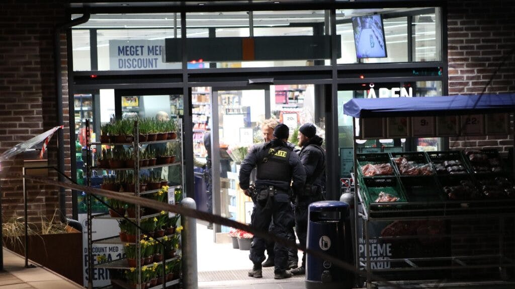 Søndag lidt efter klokken 18 udspillede der sig et drama i en Rema 1000-butik på den københavnske vestegn. 