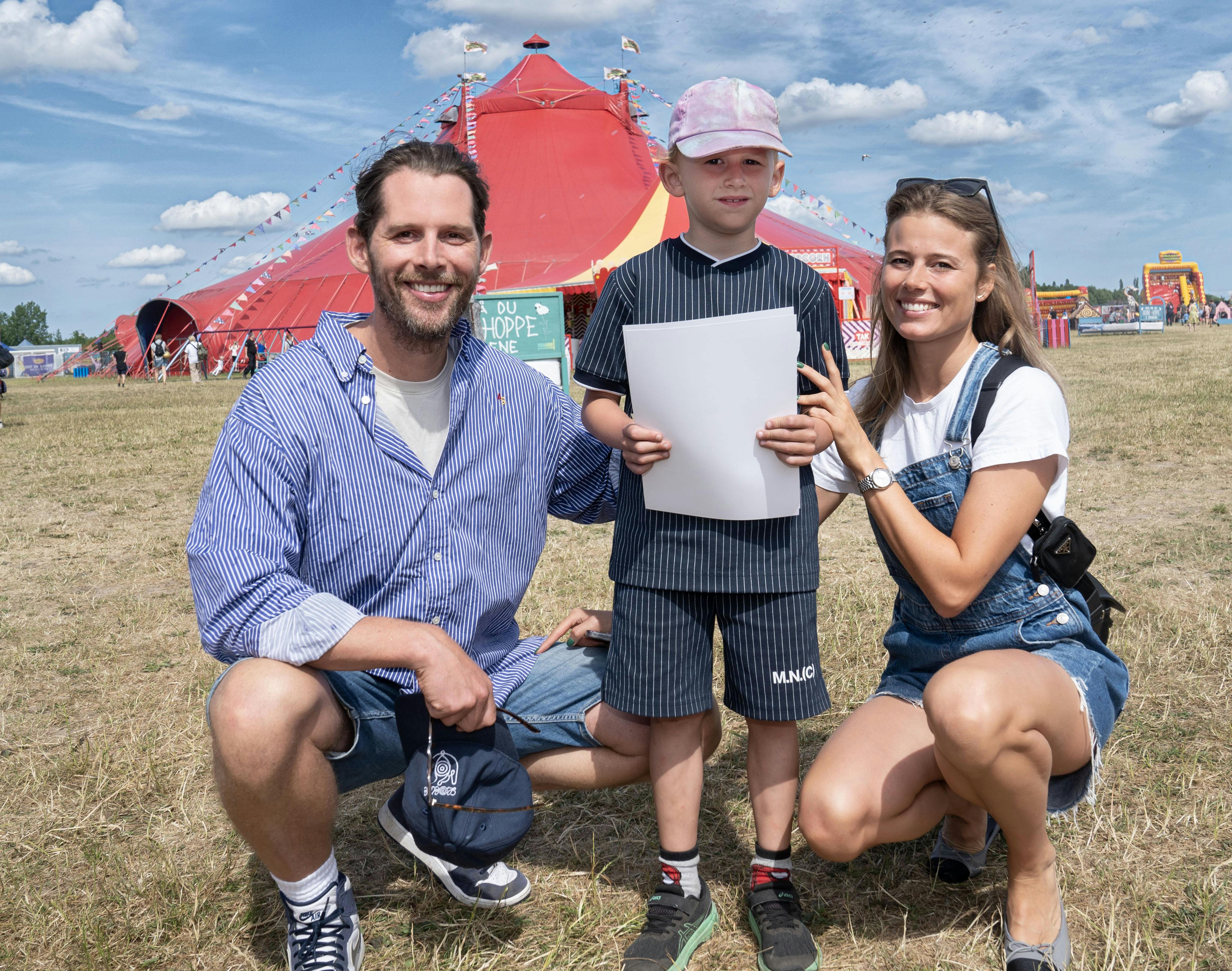 OPGAVE: Premiere: Cirkus Summarum – Den magiske juvel.Her: Rasmus Seebach og Julie Teglhus med sønnen HolgerSTED: Marbækvej 5, BallerupJOURNALIST: Catja Klarskov og Camilla Maria JohansenFOTOGRAF: Hanne JuulDATO: 202306122
