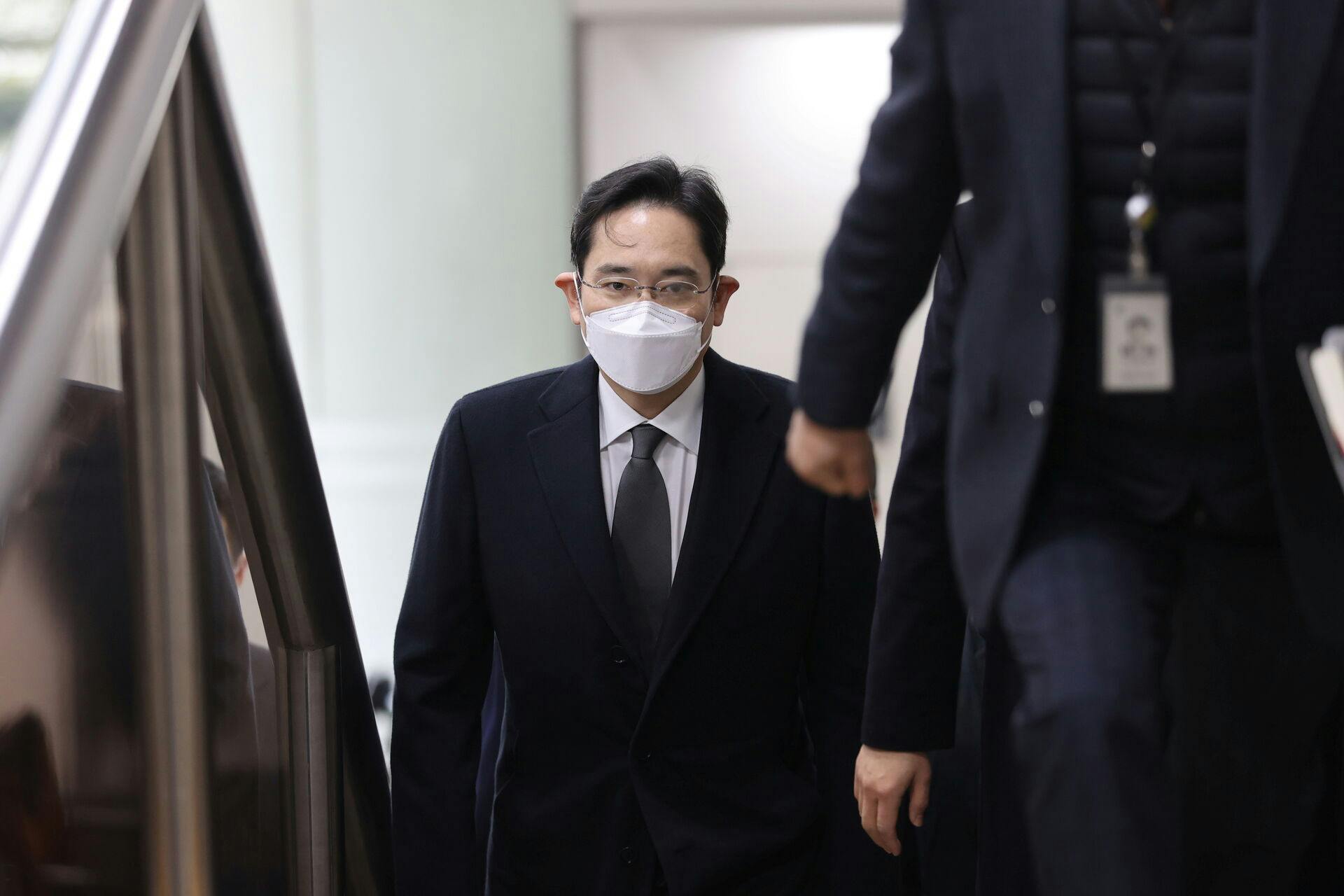 Samsung Group heir Jay Y. Lee ankommer til retten i Seoul i 2021.