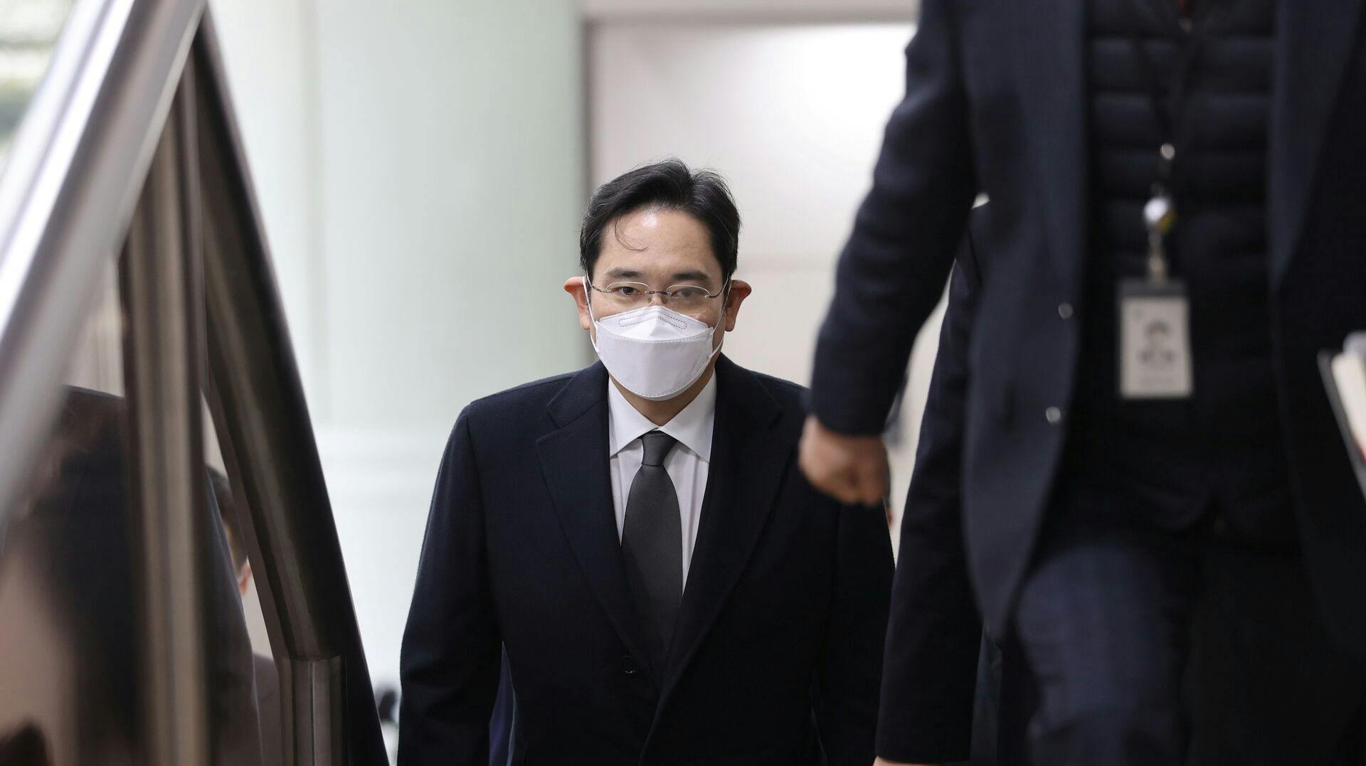 Samsung Group heir Jay Y. Lee ankommer til retten i Seoul i 2021.