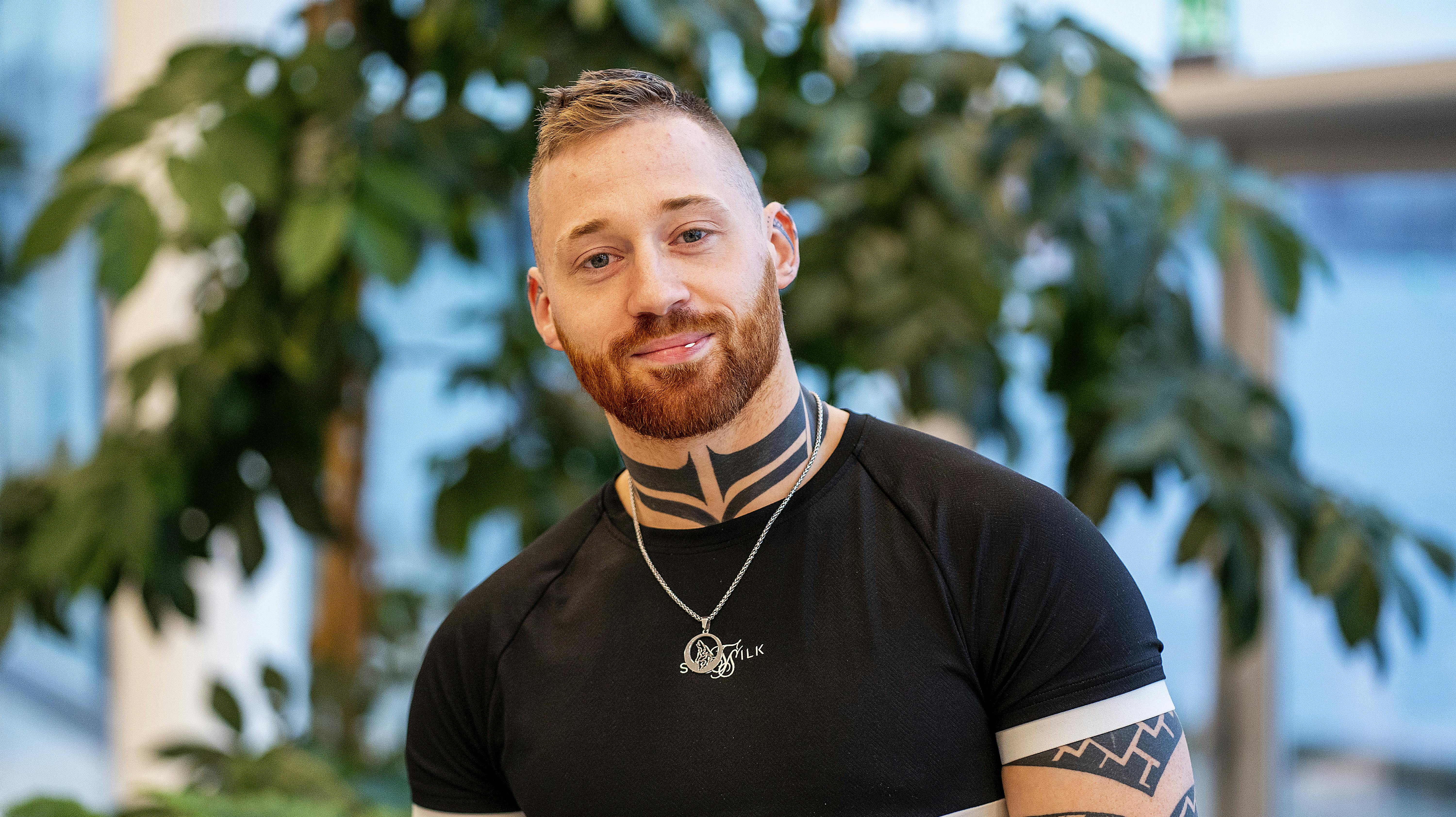 Det er ikke længe siden, Danni skilte sig af med de fleste ejendele og flyttede ud i sin bil. Nu har han købt en bodega.