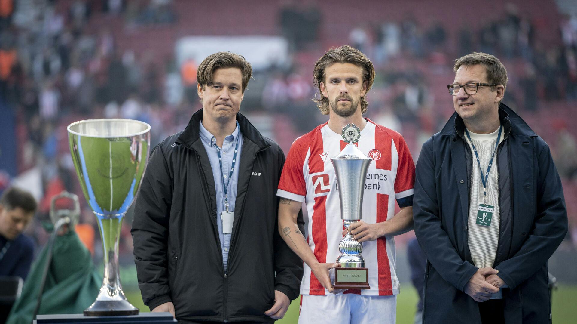 Lucas Andersen forlader Danmark. Turen går i stedet til England, efter den tidligere AaB-anfører har skrevet under med Queens Park Rangers.