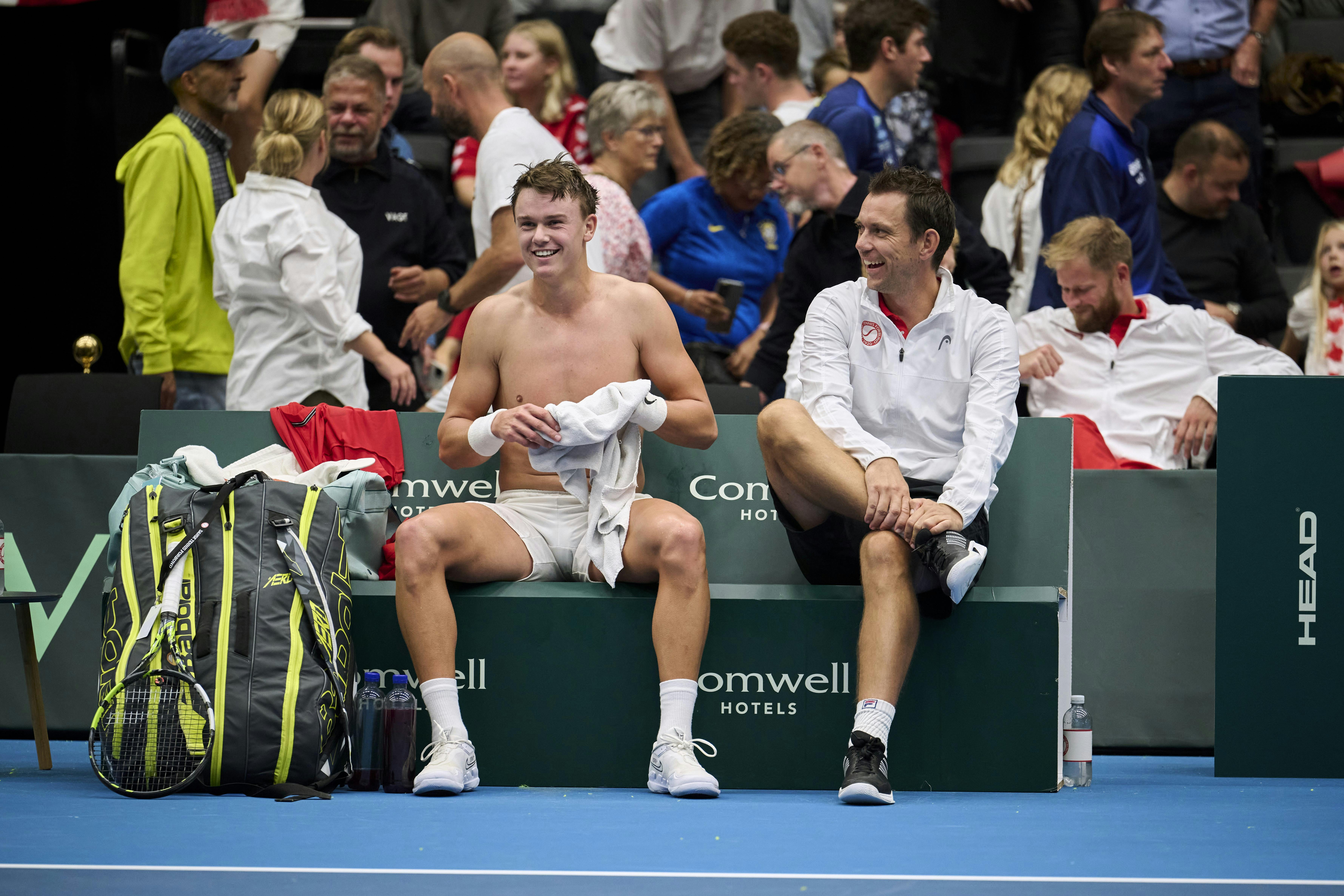 Frederik Löchte Nielsen (th) og Davis Cup-holdet klarede skærene uden stjernen Holger Rune, der havde meldt afbud i denne omgang.&nbsp;