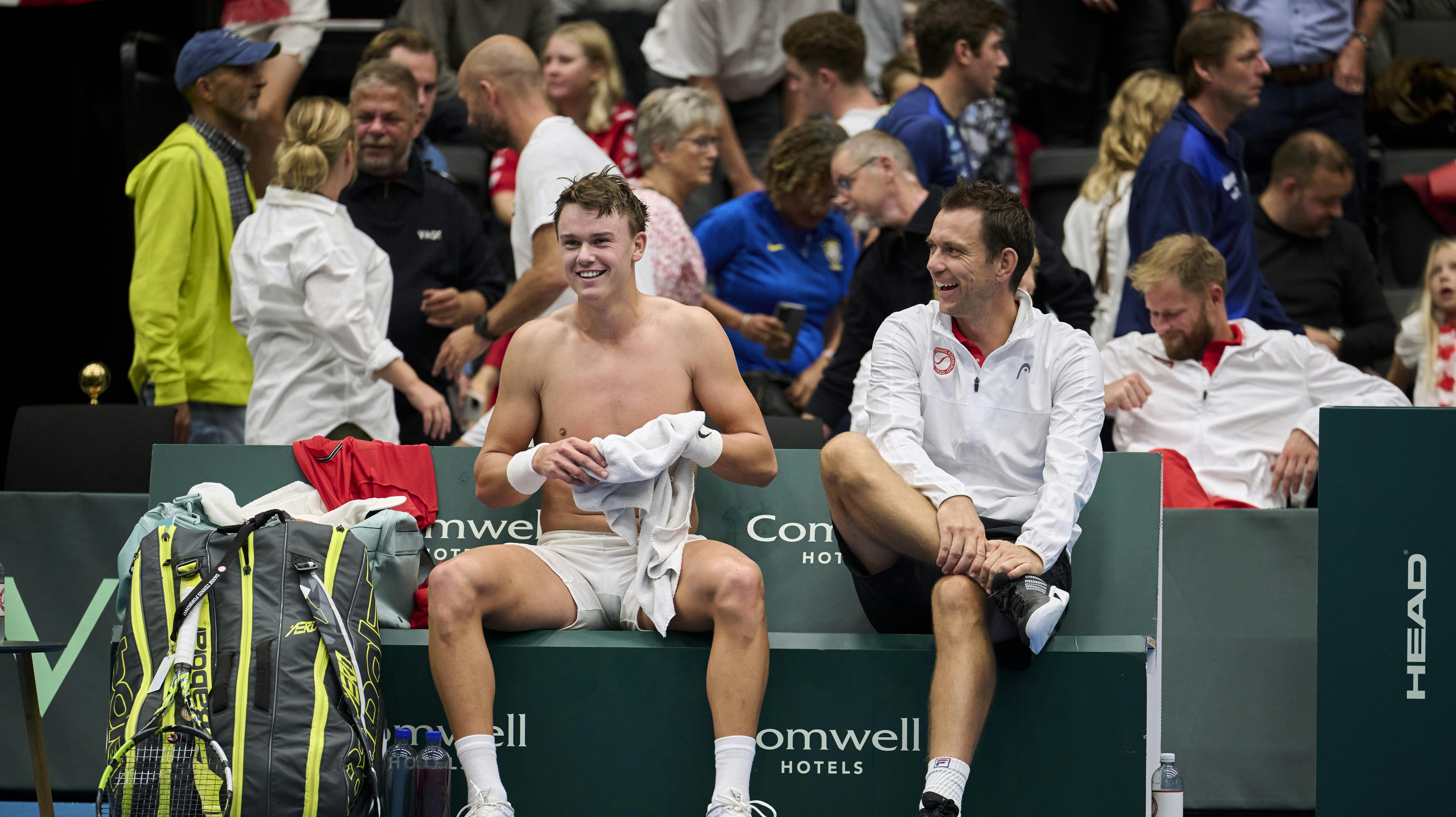 Frederik Löchte Nielsen (th) og Davis Cup-holdet klarede skærene uden stjernen Holger Rune, der havde meldt afbud i denne omgang. 
