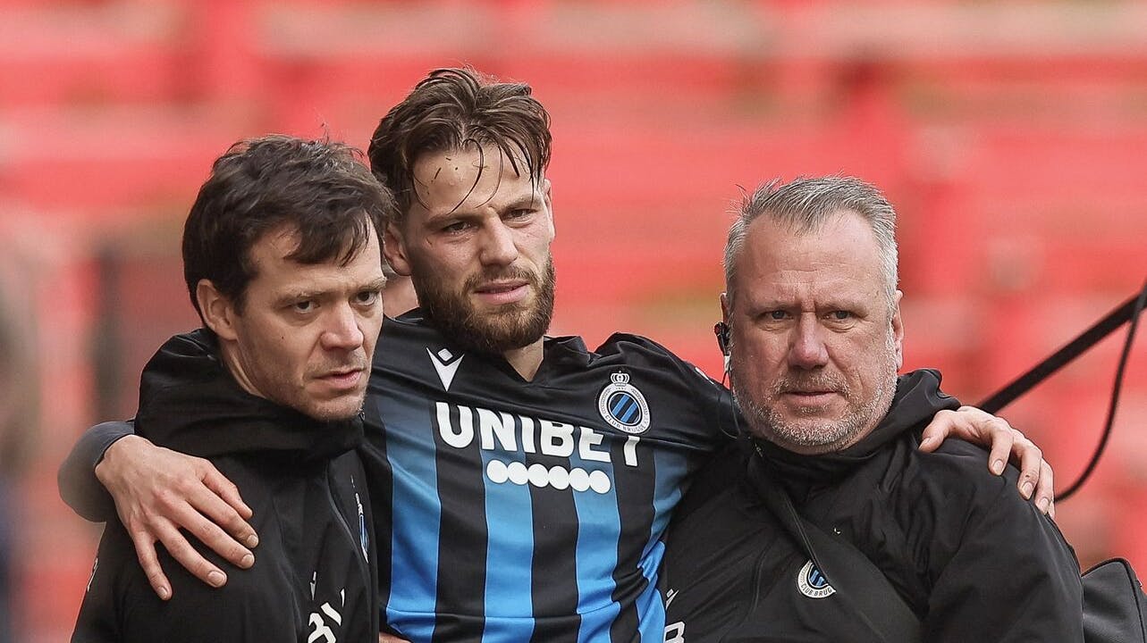 Philip Zinckernagel måtte bæres fra banen. 