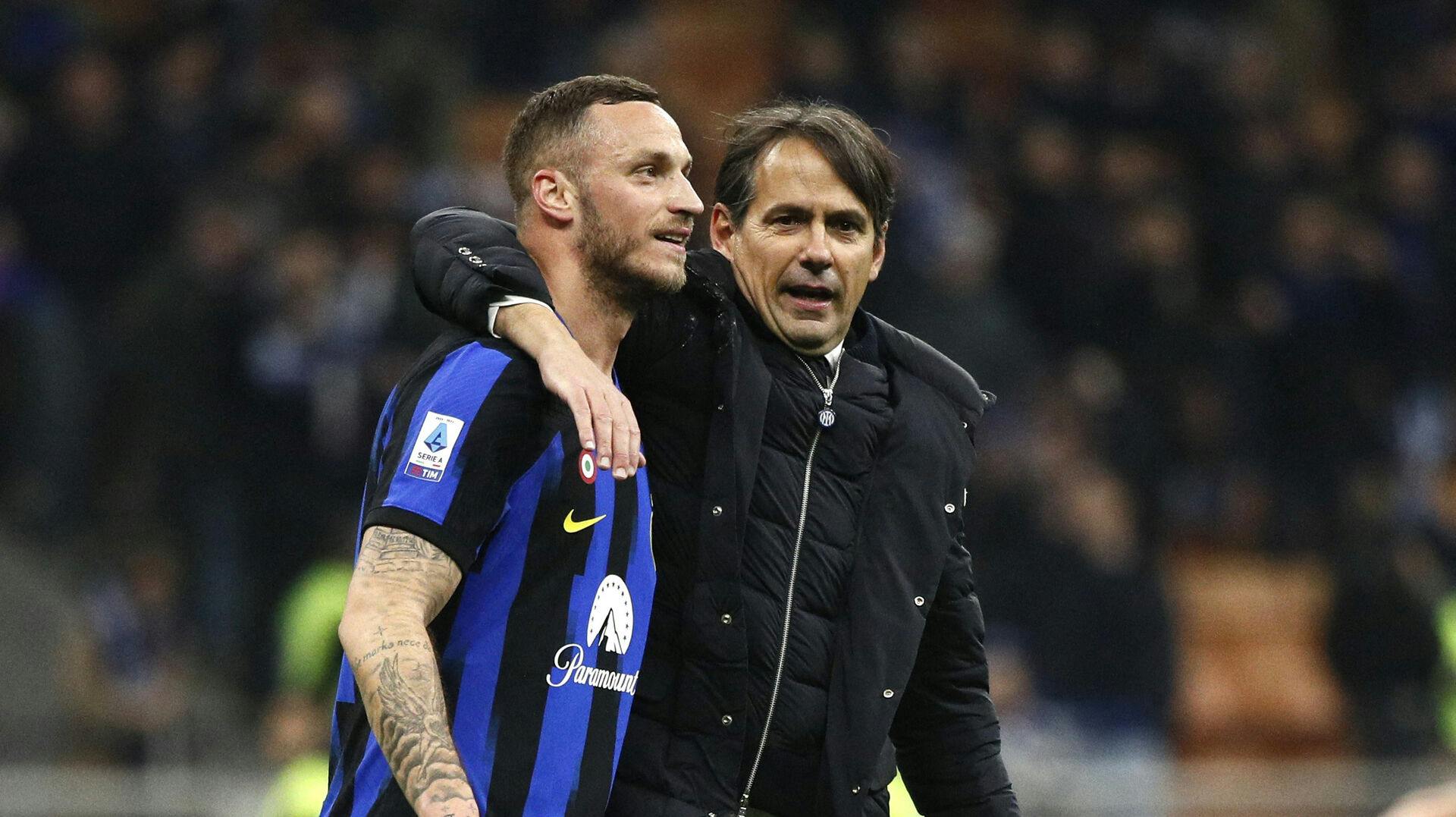 Simone Inzaghi og Marko Arnautovic i omfavnelse efter sejren. 